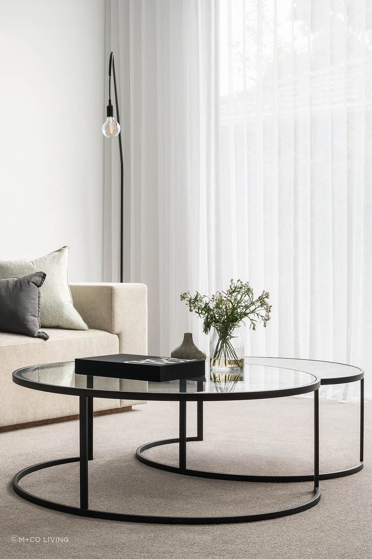 With its reflective surface, a glass coffee table brightens every corner, amplifying light and colour.