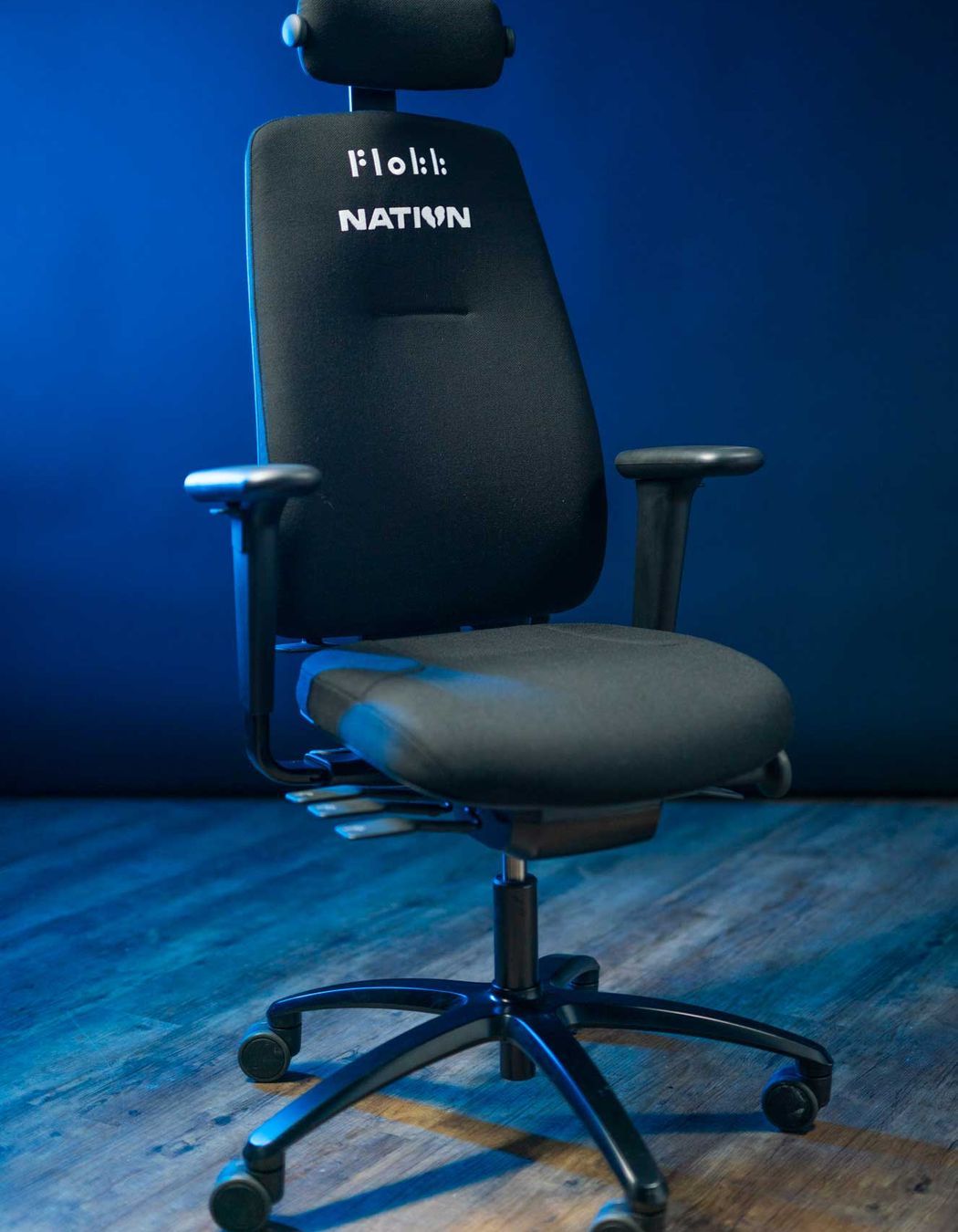 Adjustable headrest, armrests and lumbar support, with a waterfall seat edge and flat seat - the RH New Logic