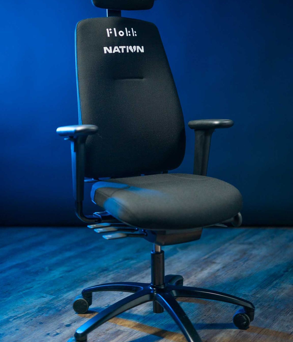 Adjustable headrest, armrests and lumbar support, with a waterfall seat edge and flat seat - the RH New Logic