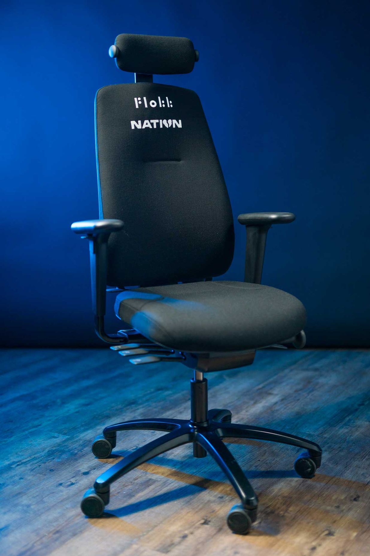Adjustable headrest, armrests and lumbar support, with a waterfall seat edge and flat seat - the RH New Logic