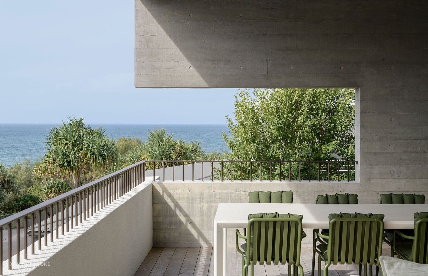 Villa Solare: The solid balustrade and wall cut-out in this home serve to block out neighbouring houses, thereby connecting those on the balcony directly with the view.