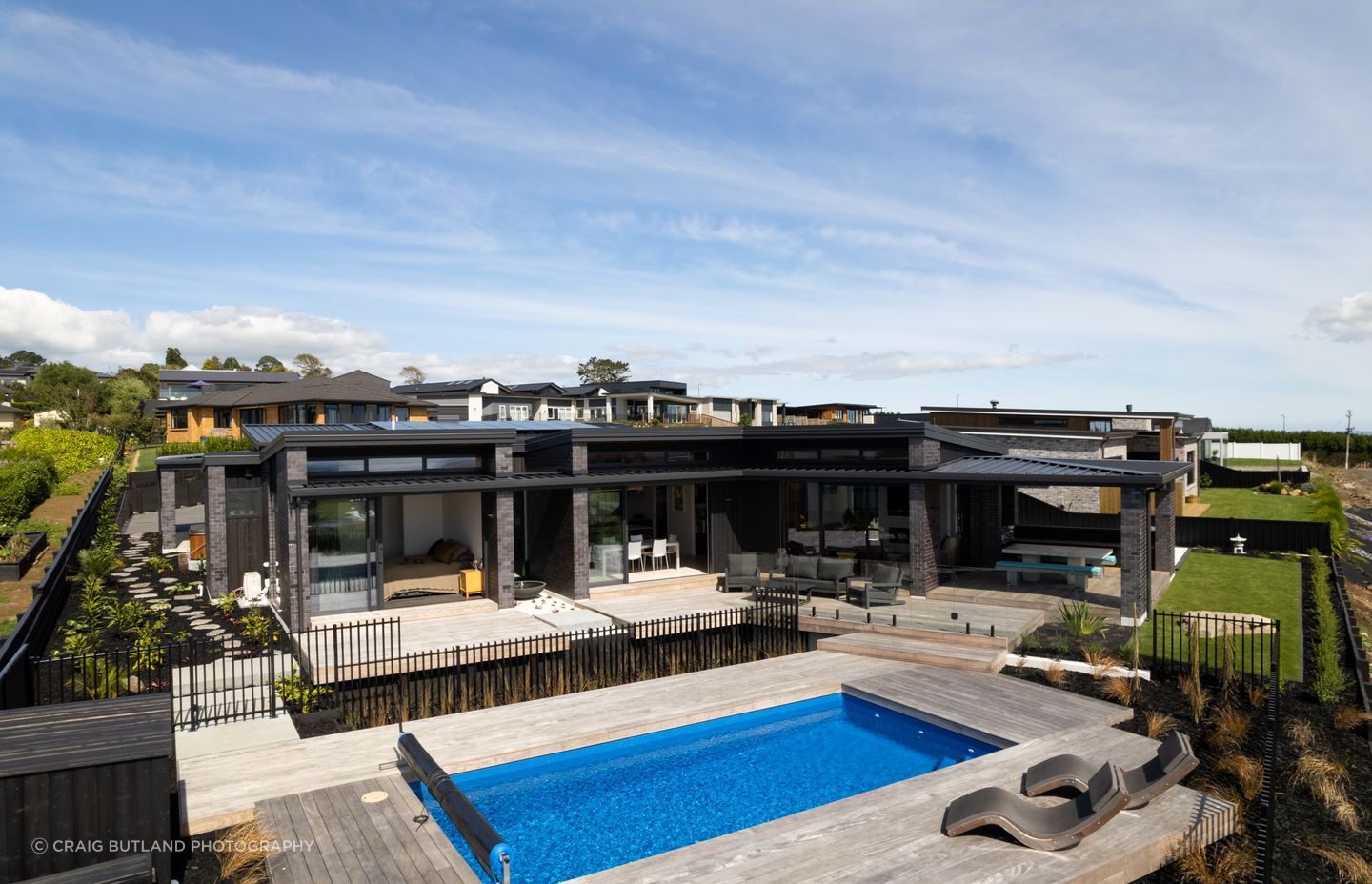 Depth and dynamism with this multi-level deck in Pukekohe. | Photography: Craig Butland Photography