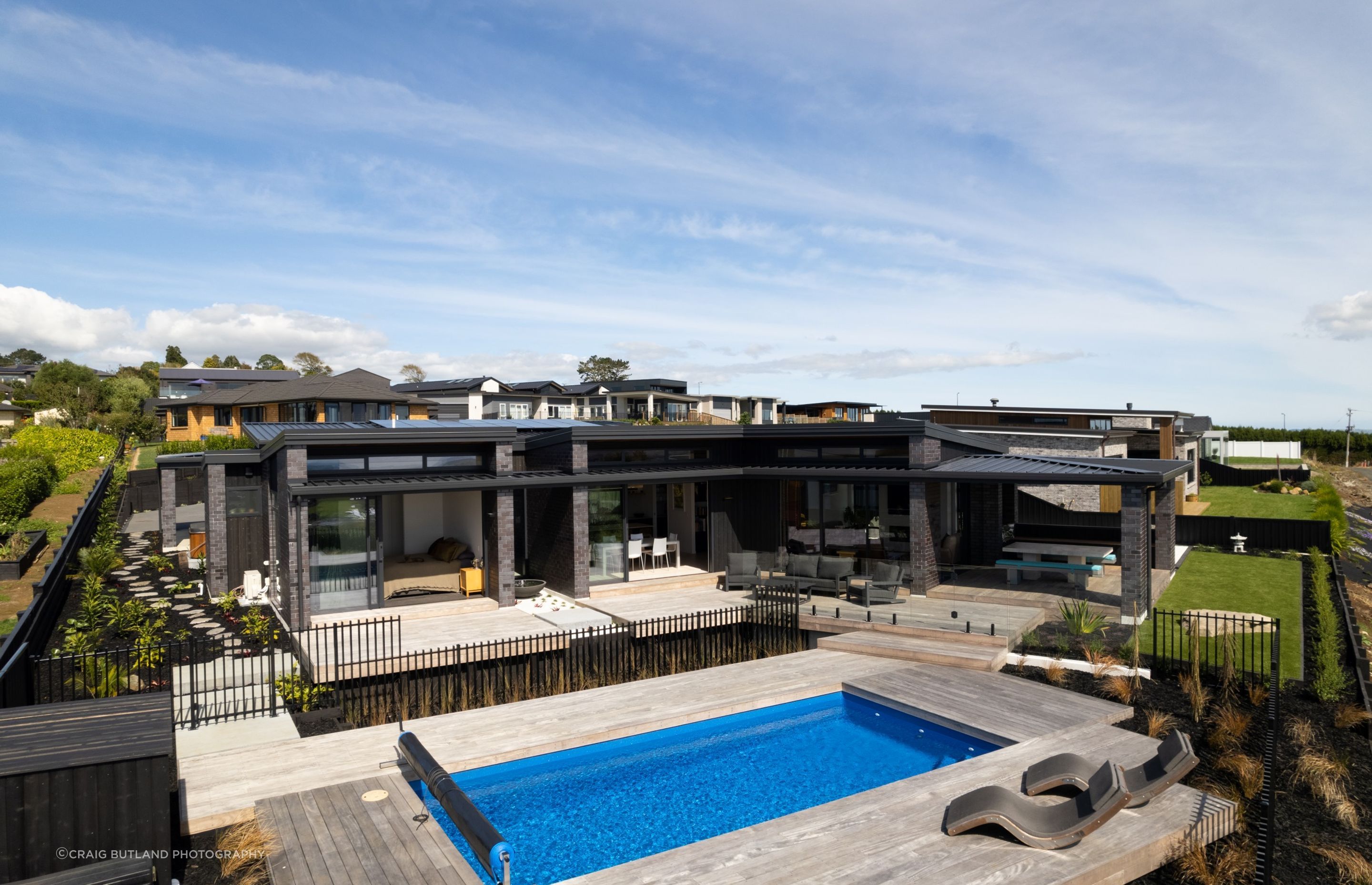 Depth and dynamism with this multi-level deck in Pukekohe. | Photography: Craig Butland Photography