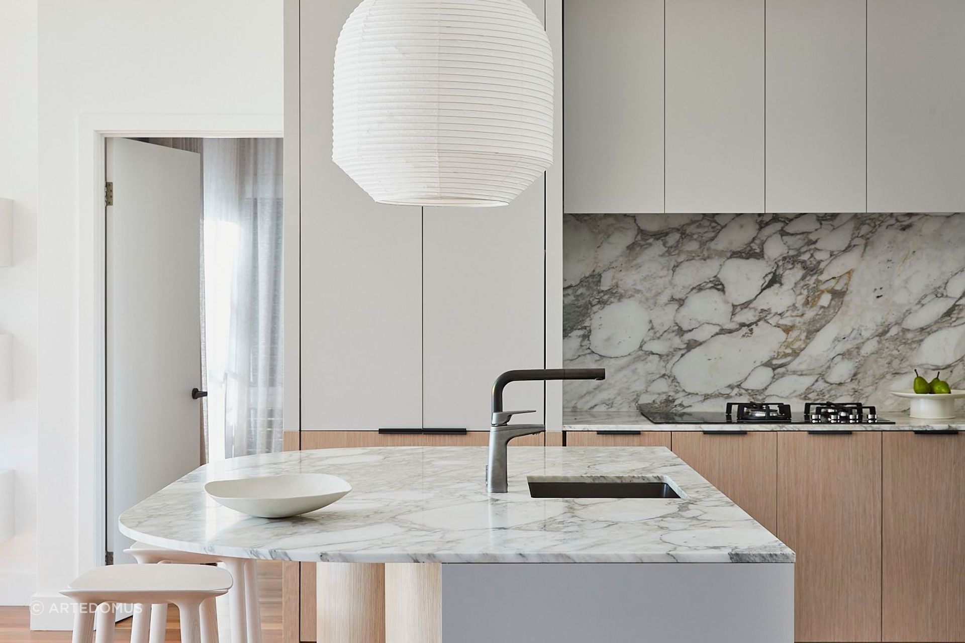 The beauty of natural stone — realised here with Vagli Oro from Artedomus.