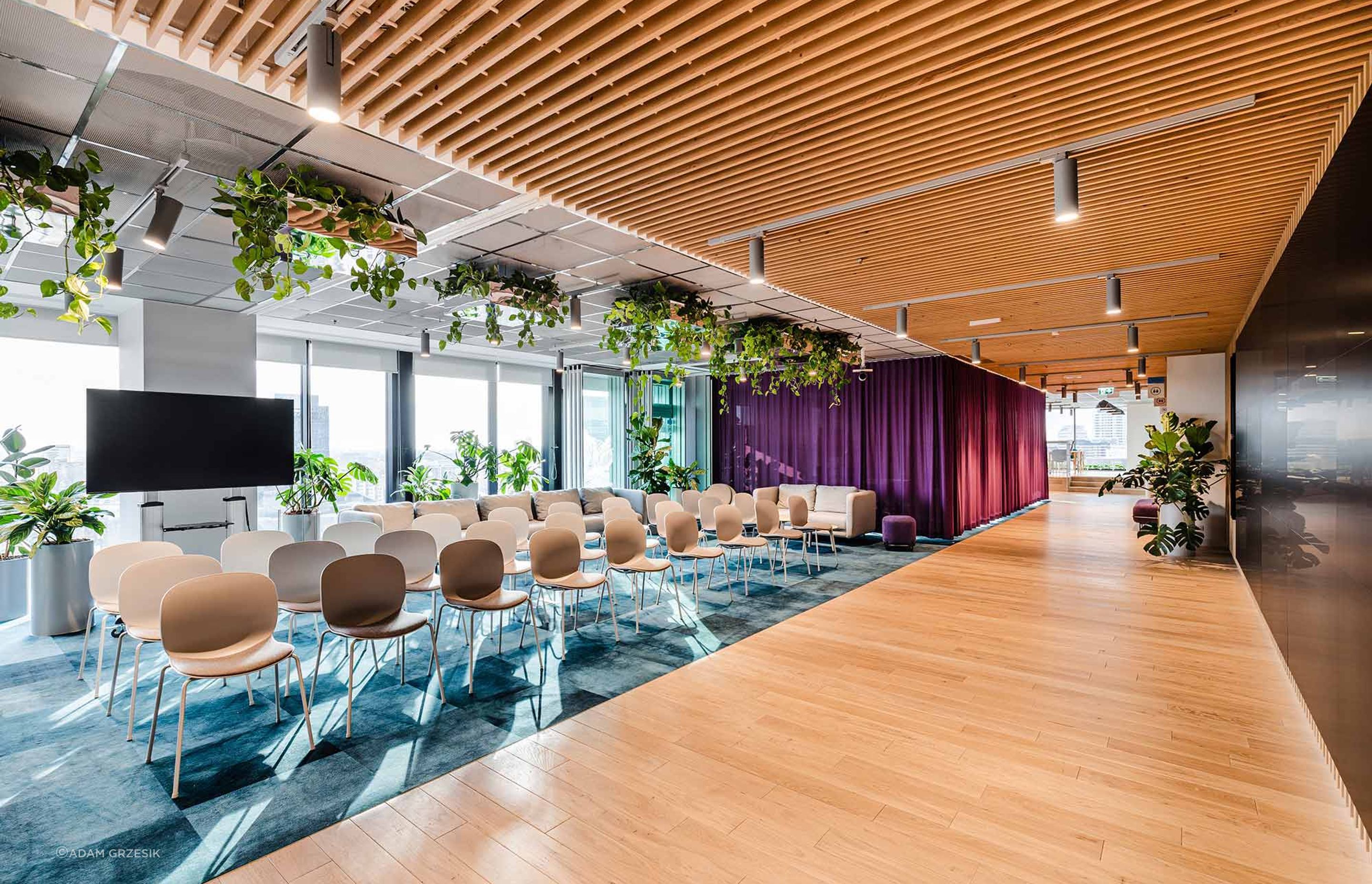 Featured: RBM Noor 6050S, with Vanilla shell and snow legs, Steelcut Trio 3 Fabric by Kvadrat (STT133) | Copyright: Workplace