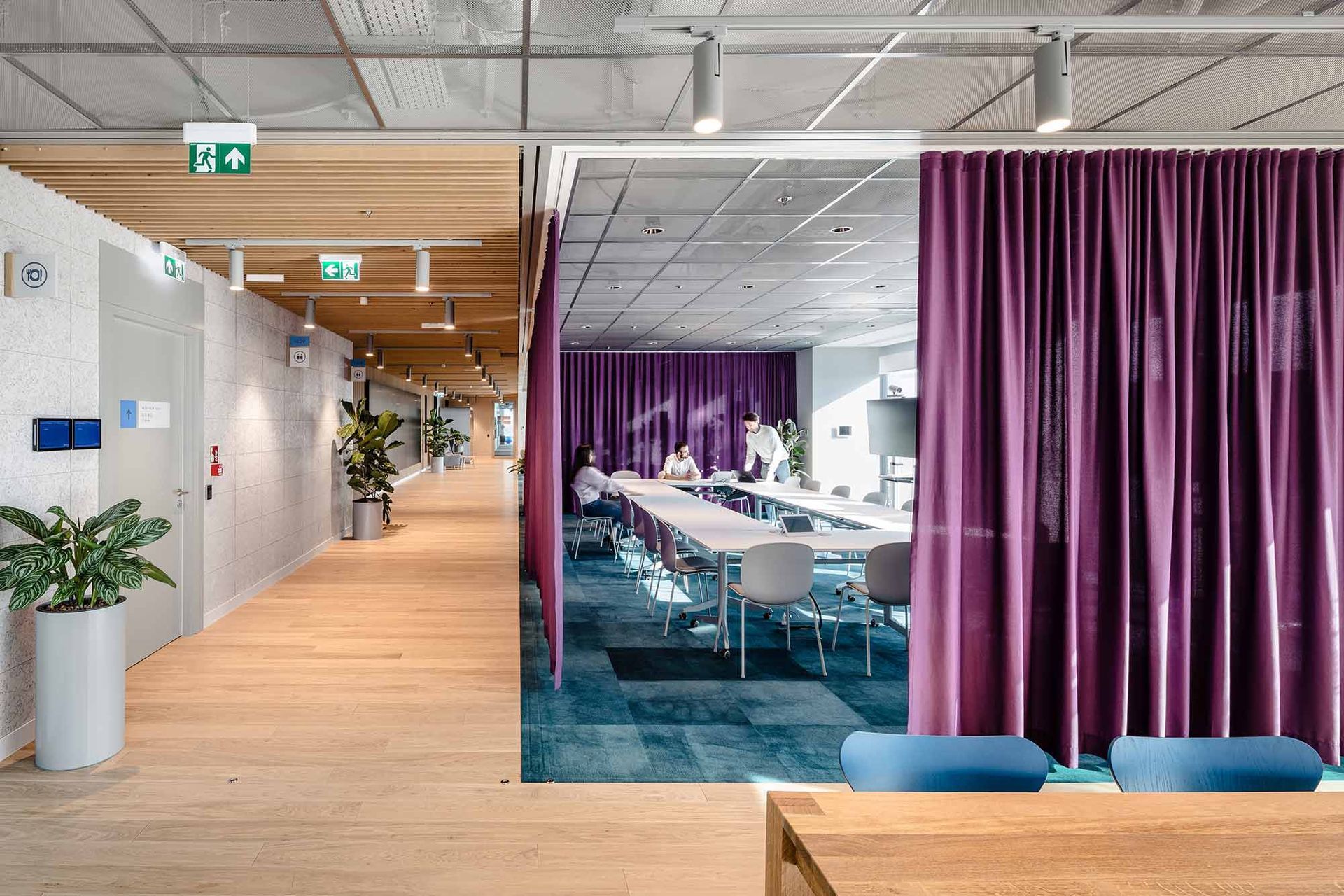 Featured: RBM Noor 6050S, with Vanilla shell and snow legs, Steelcut Trio 3 Fabric by Kvadrat (STT133) | Copyright: Workplace