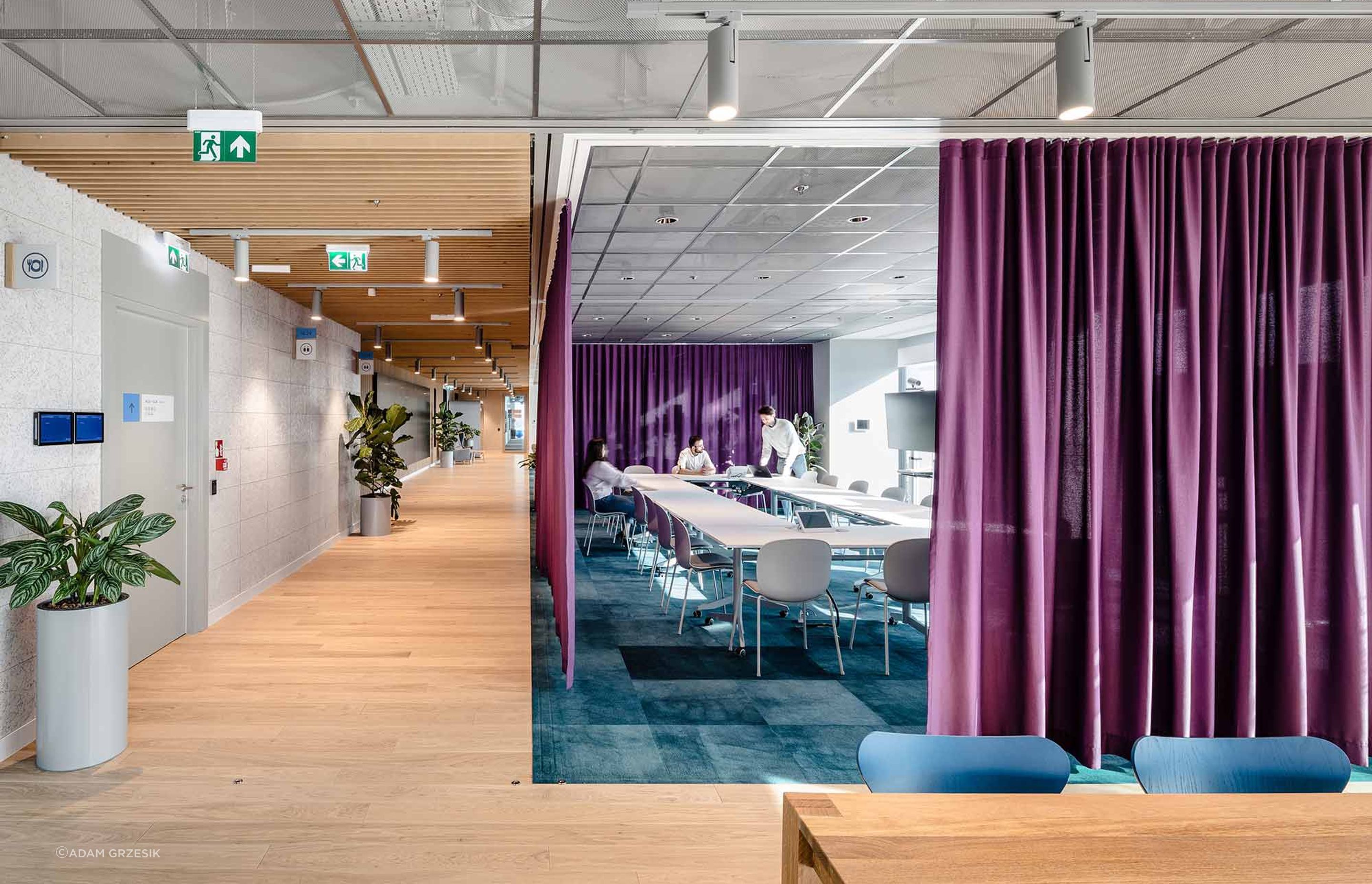 Featured: RBM Noor 6050S, with Vanilla shell and snow legs, Steelcut Trio 3 Fabric by Kvadrat (STT133) | Copyright: Workplace