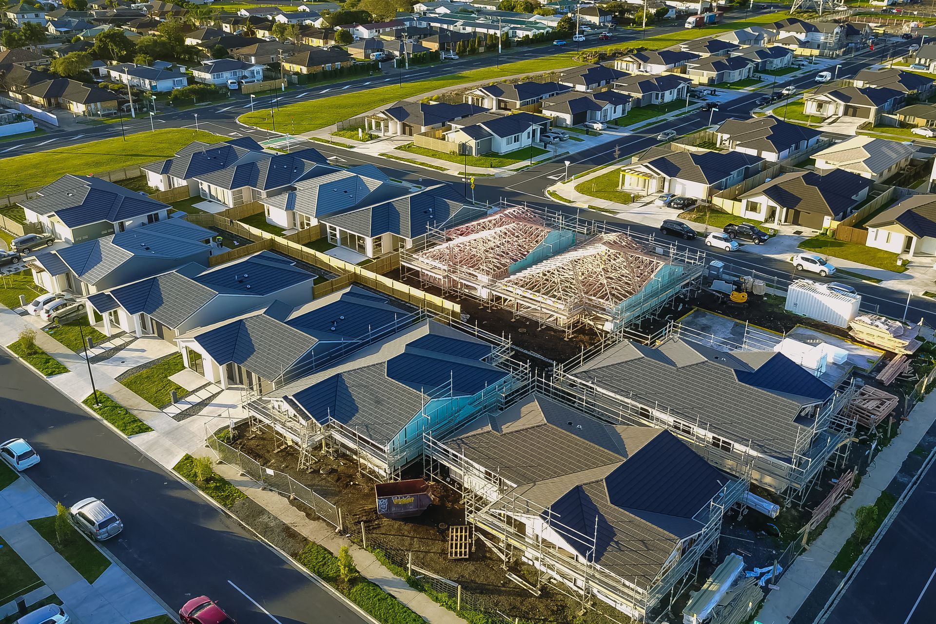 Delays in construction can be avoided through careful planning, good communication between client and builder, and a transparent reporting process.