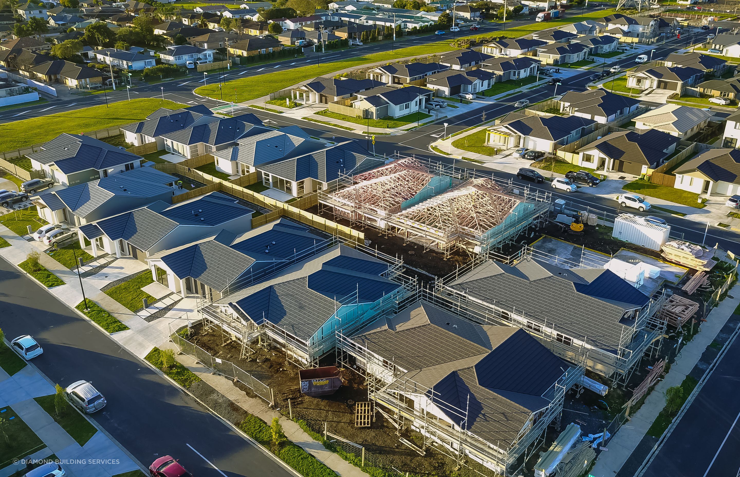 Delays in construction can be avoided through careful planning, good communication between client and builder, and a transparent reporting process.