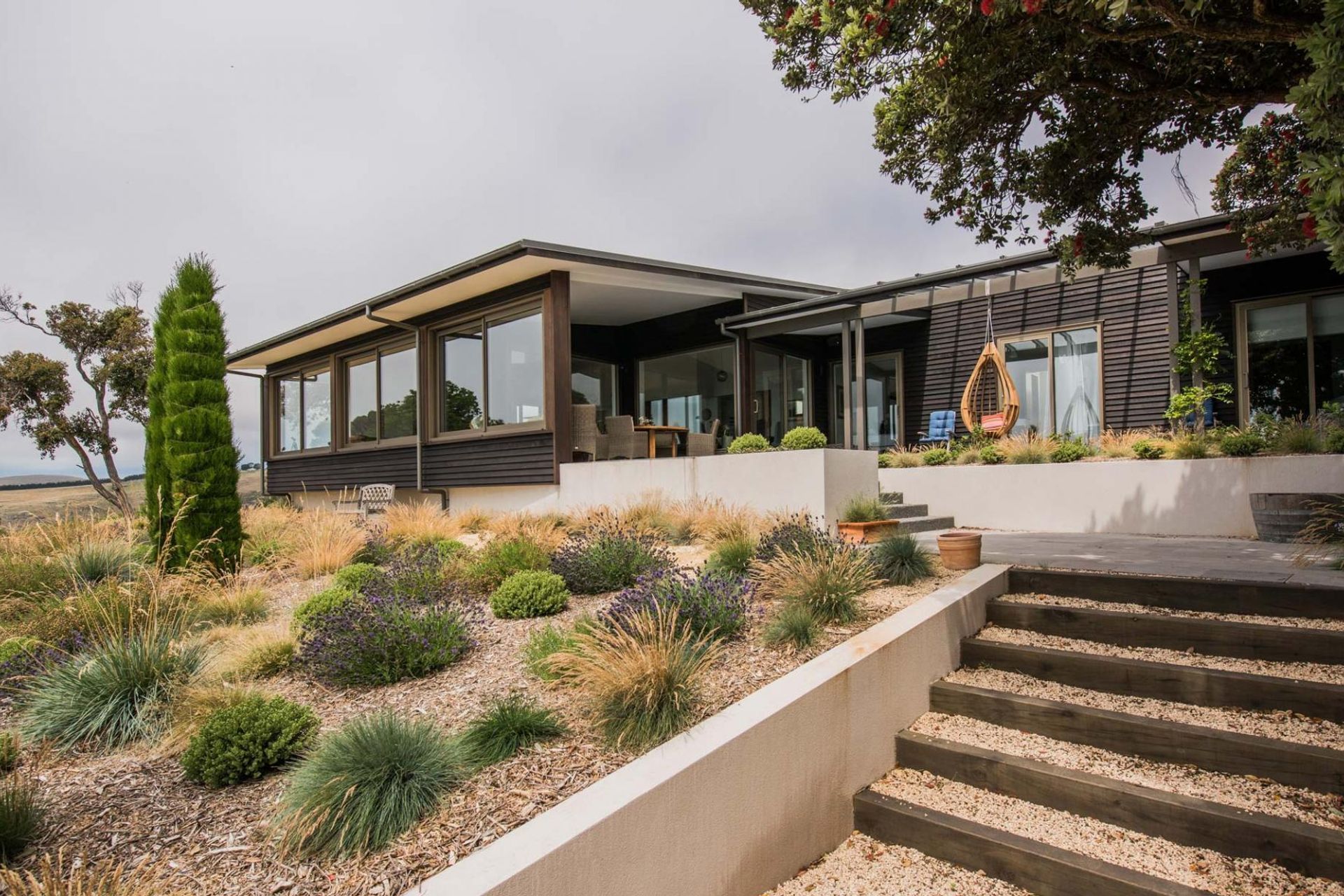 This Richmond Hill home shows the impact of quality landscaping and high-calibre design and workmanship.