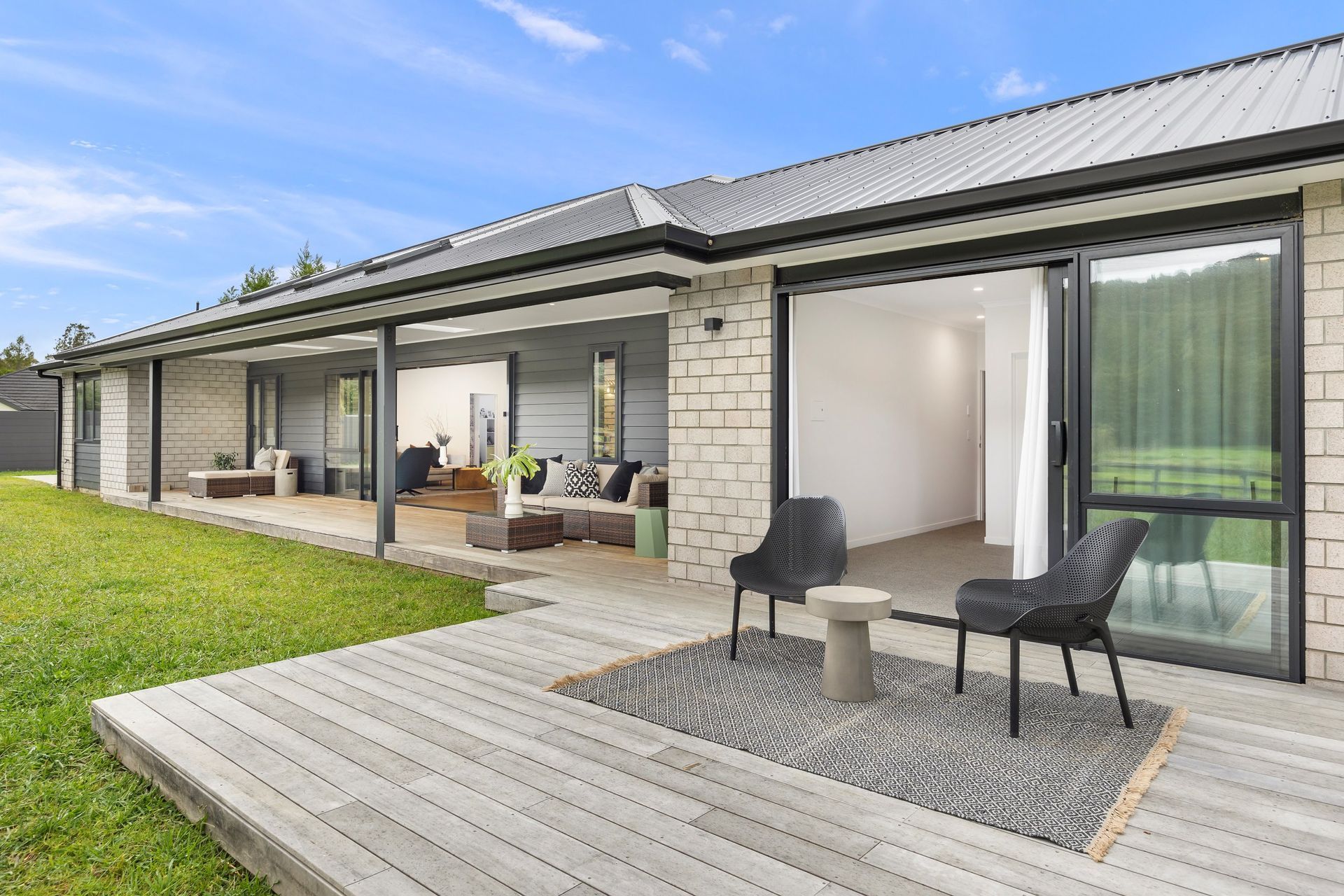 The simple inclusion of an outdoor rug, as seen here in this Auckland home, can add a touch of visual interest and texture.