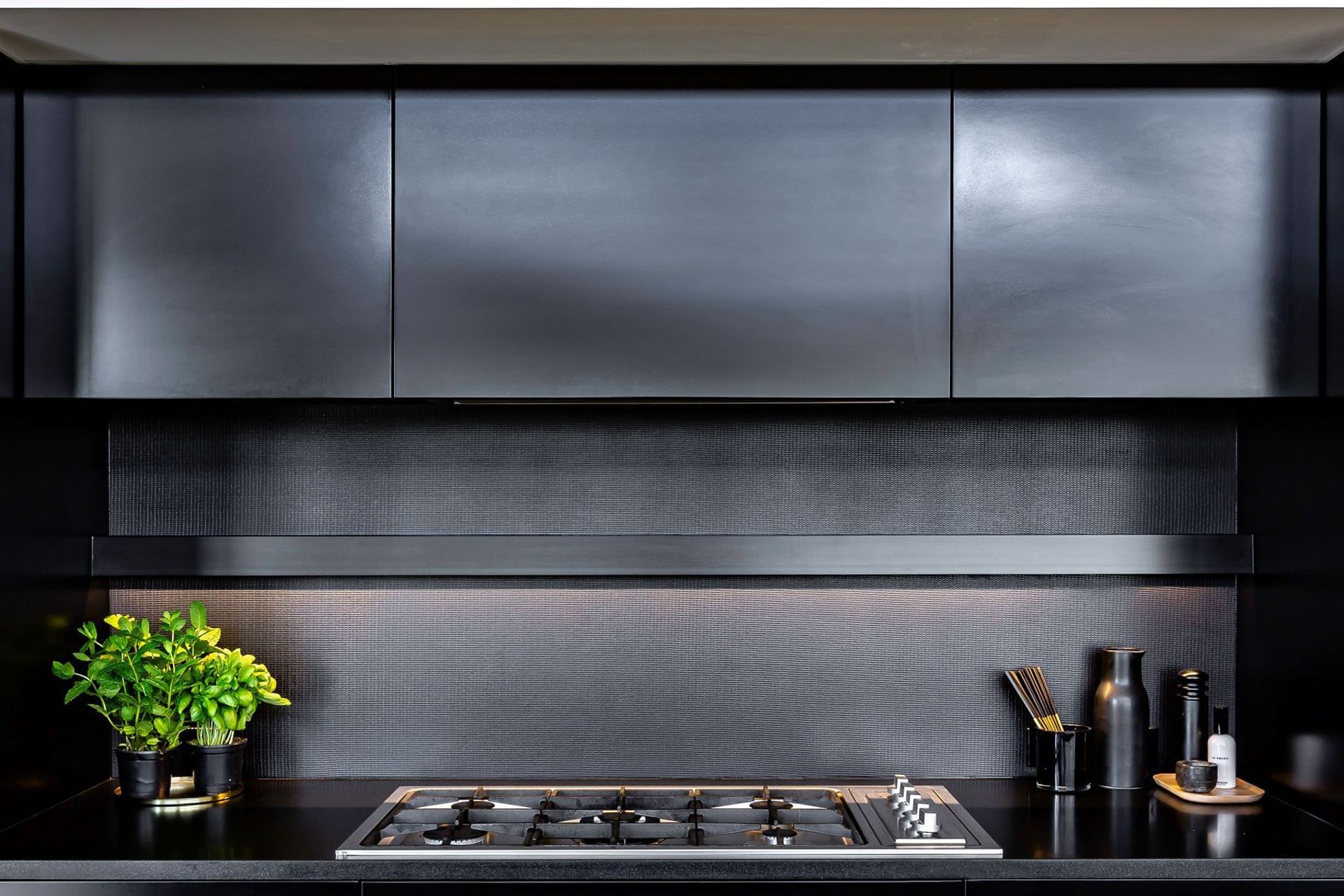 The metal coated glass splashback in this Remuera kitchen is bold, robust and contemporary.