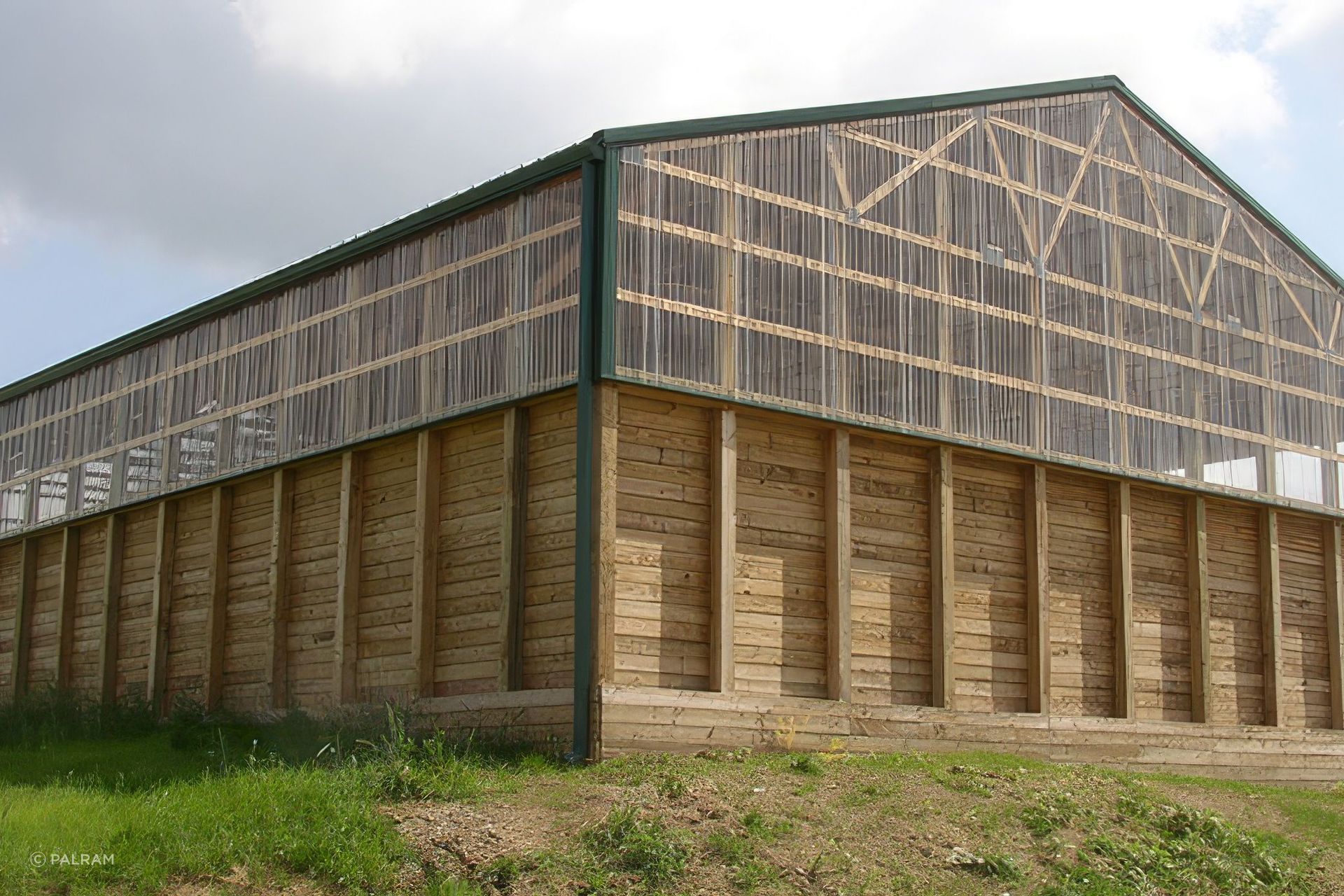 SUNTUFSidelightWoodenBarnUSA692x350px-upscaled-by-Replicate.jpg