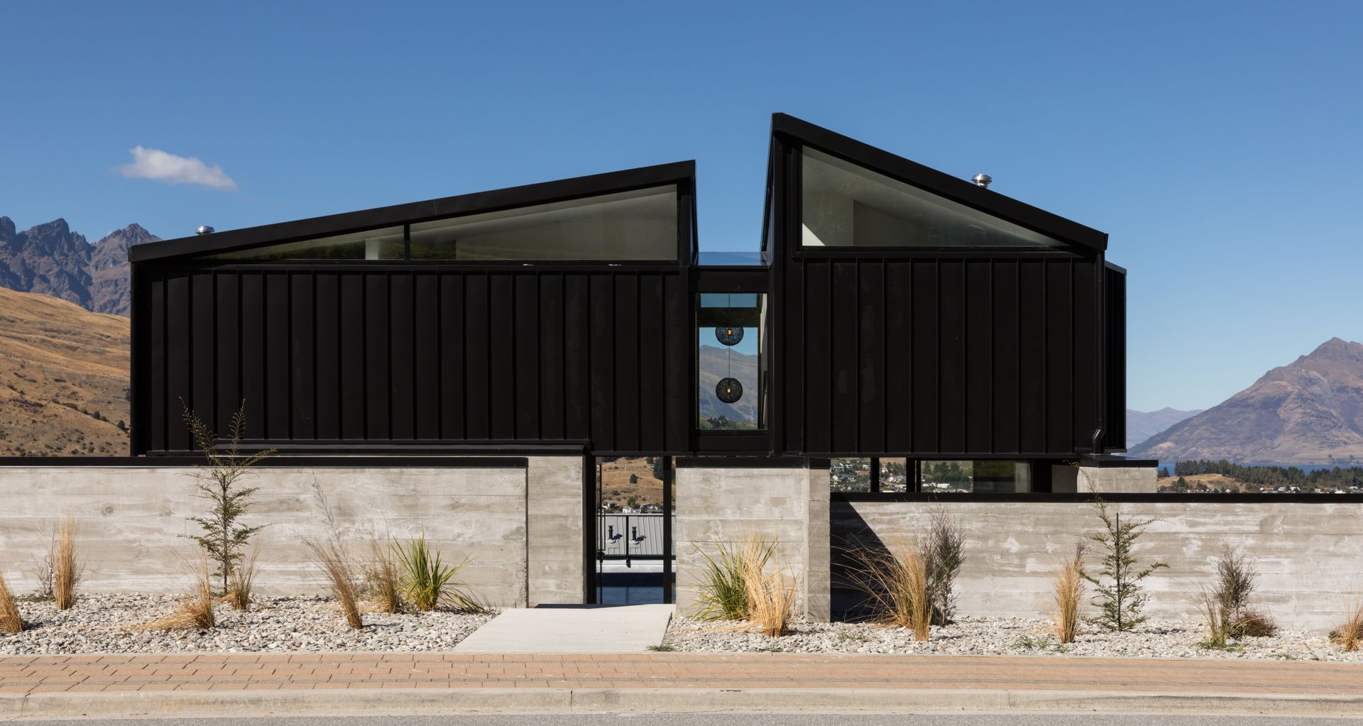 A stunning new build in Queenstown by Dorrington Atcheson Architects harmonises with breathtaking views of The Remarkables and Lake Wakatipu