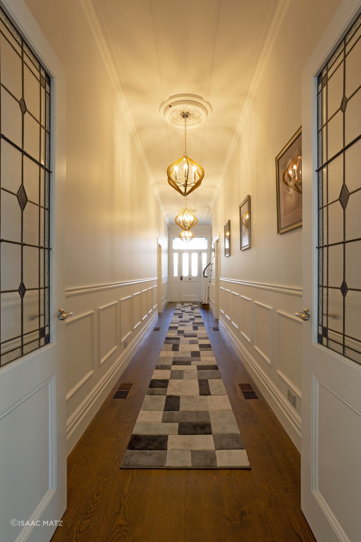 Combining modern flooring with character panelling and leadlights creates the perfect balance of old and new.