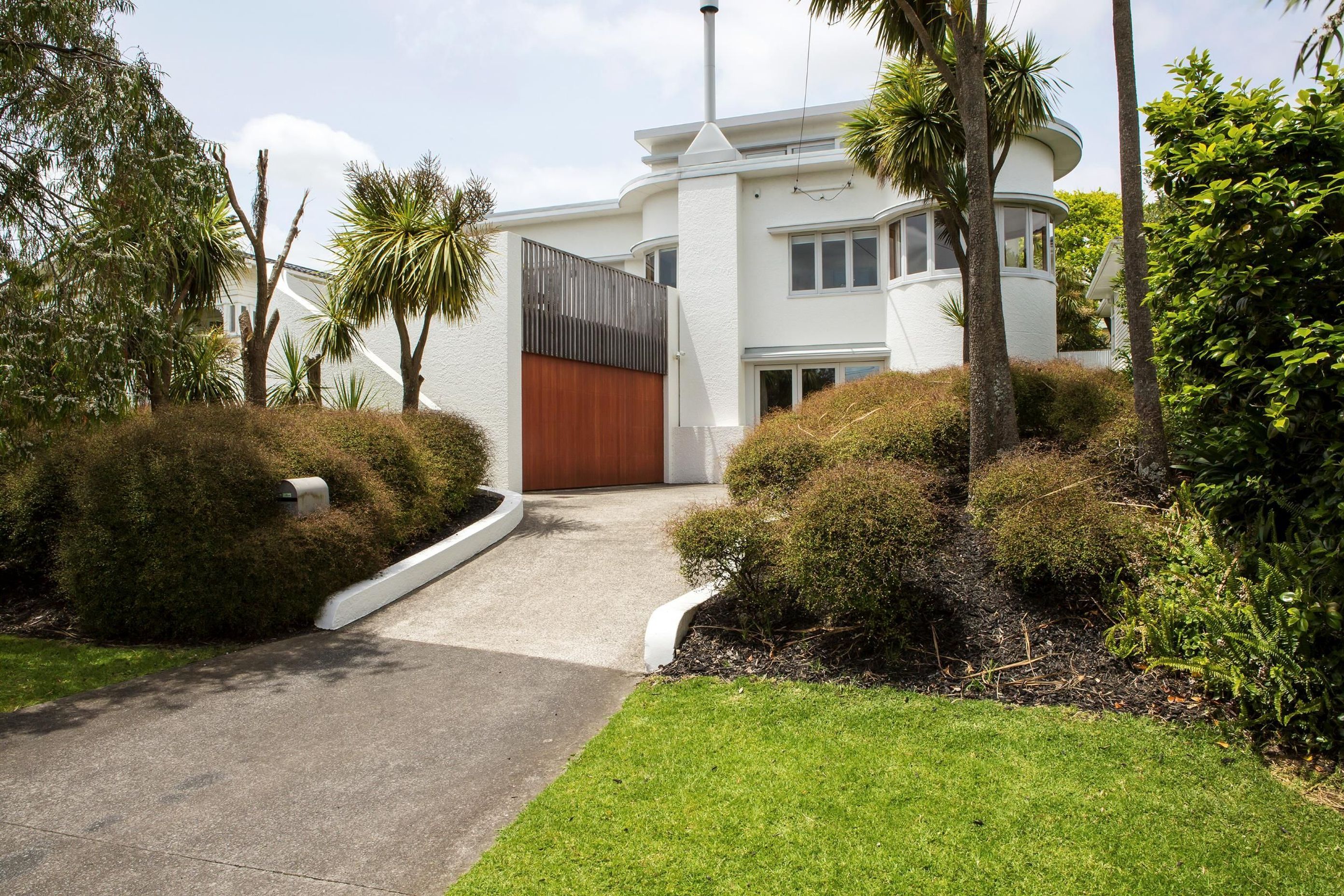 A stylish stucco home in Westmere with an atleration and extension by Dorrington Atcheson Architects. | Photography: Emma-Jane Hetherington