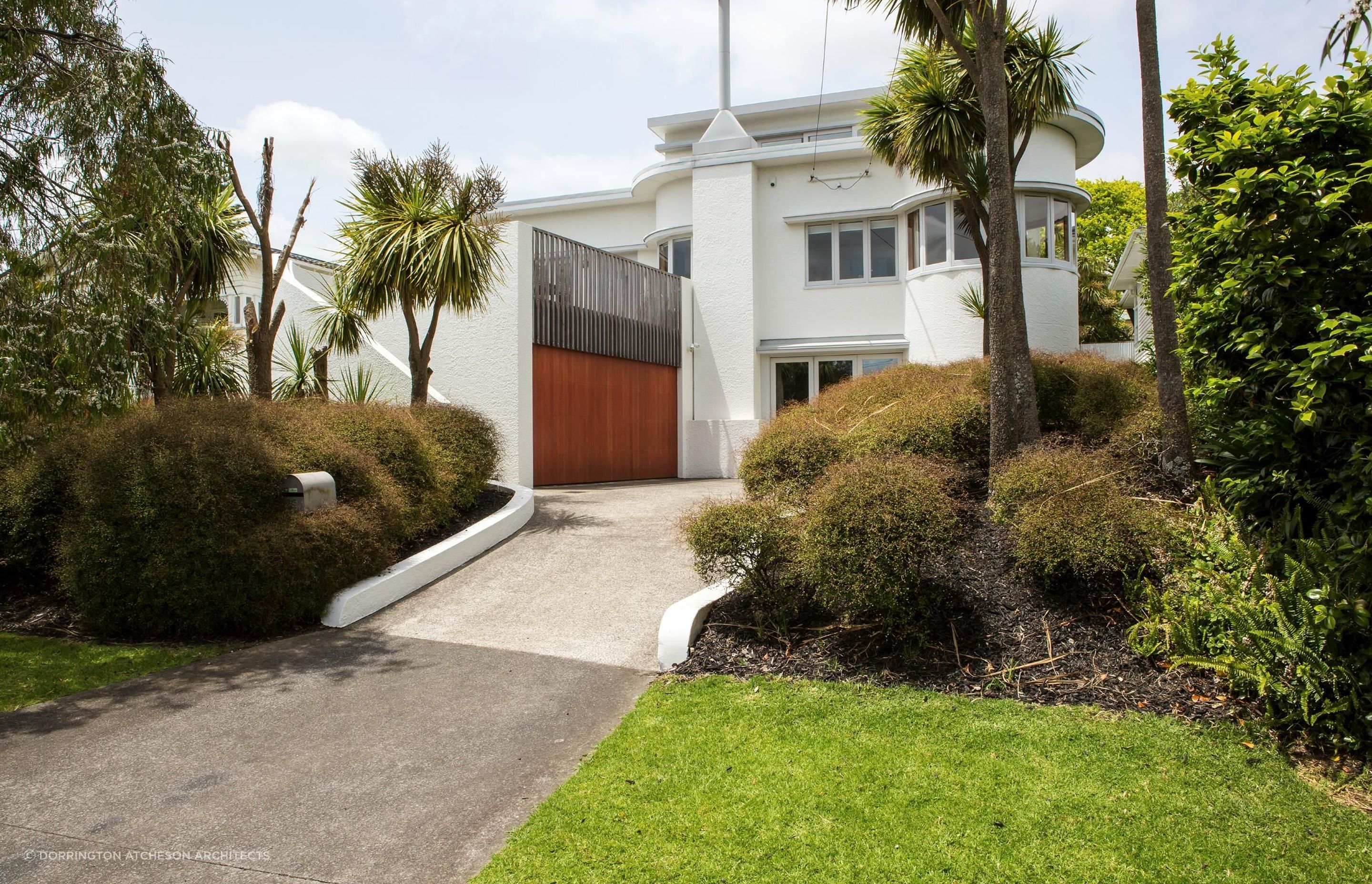 A stylish stucco home in Westmere with an atleration and extension by Dorrington Atcheson Architects. | Photography: Emma-Jane Hetherington