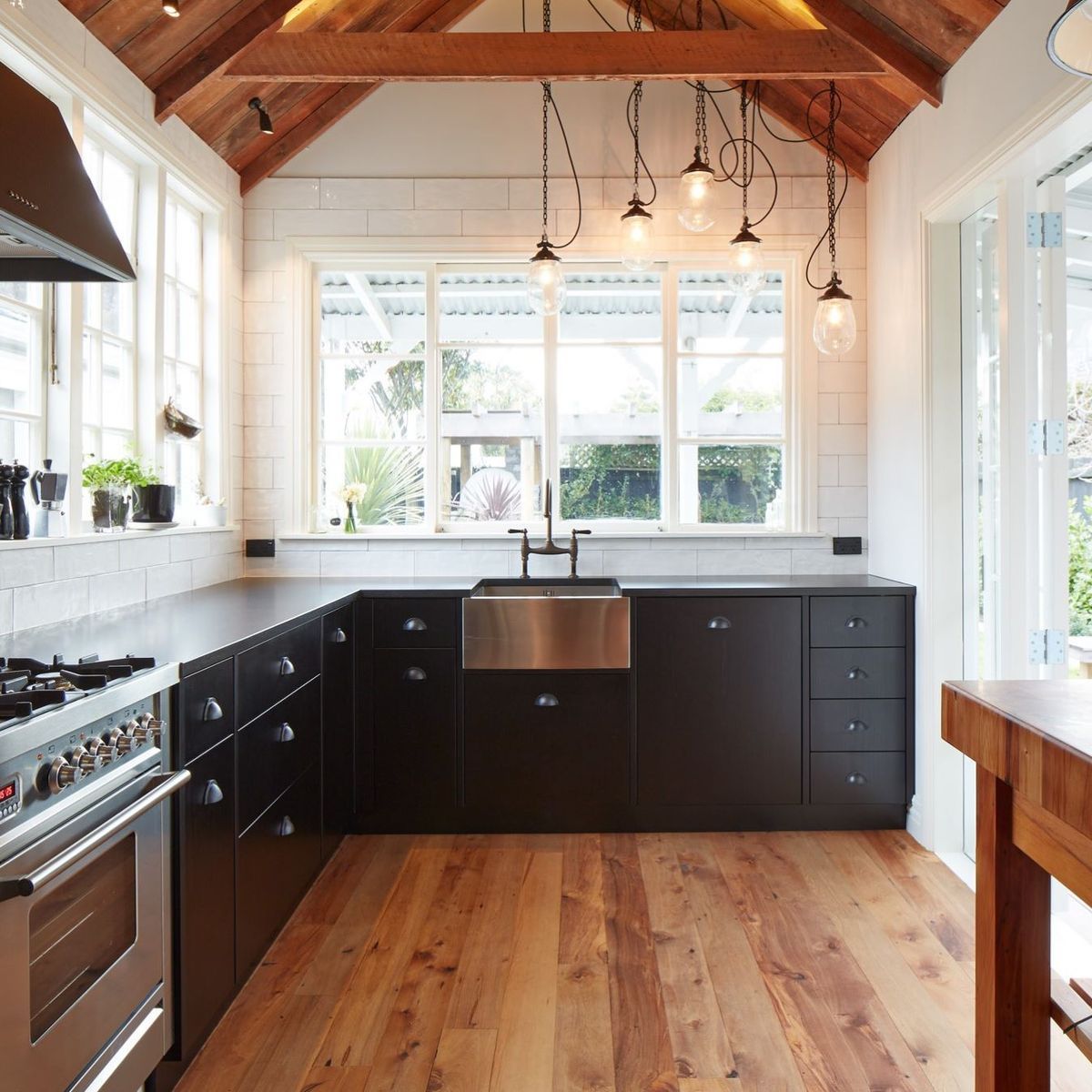 Different types of kitchen cabinet handles and how to use them best