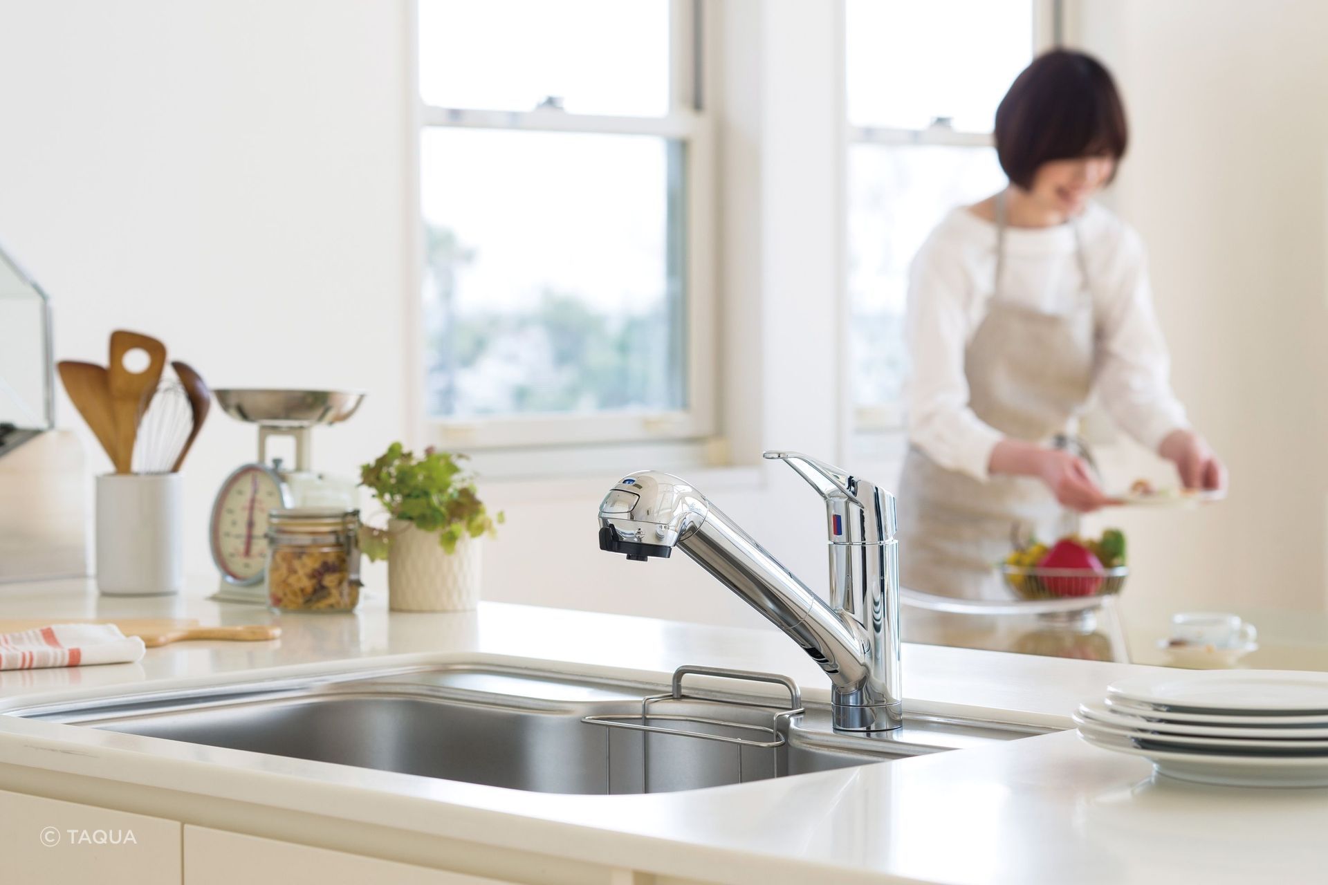 The Taqua T-1 mixer tap features an activated carbon and ion exchanger, eliminating unpleasant odours including chlorine and mould.