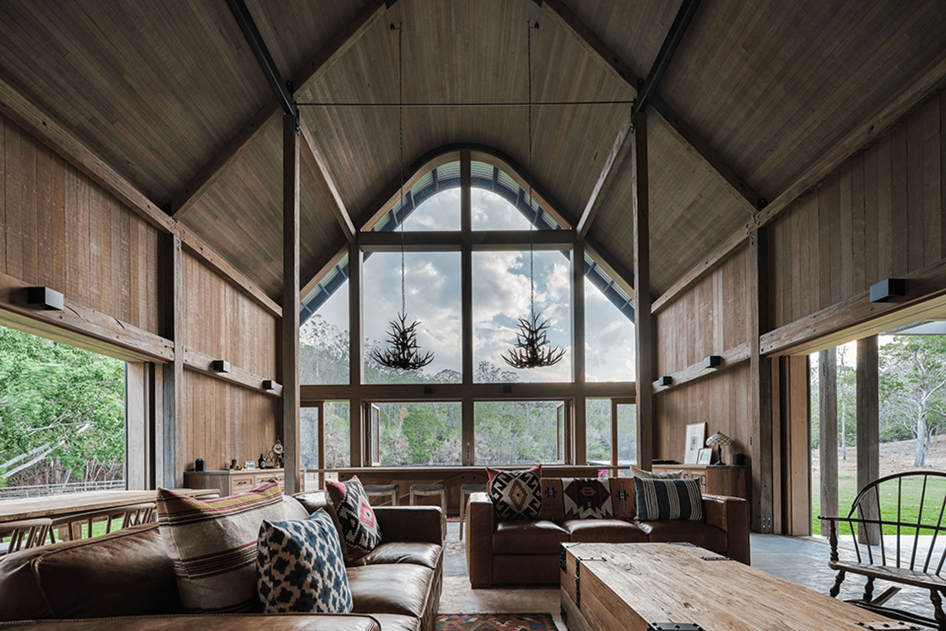 Incredible example of a modernised farmhouse by Paul Uhlmann Architects