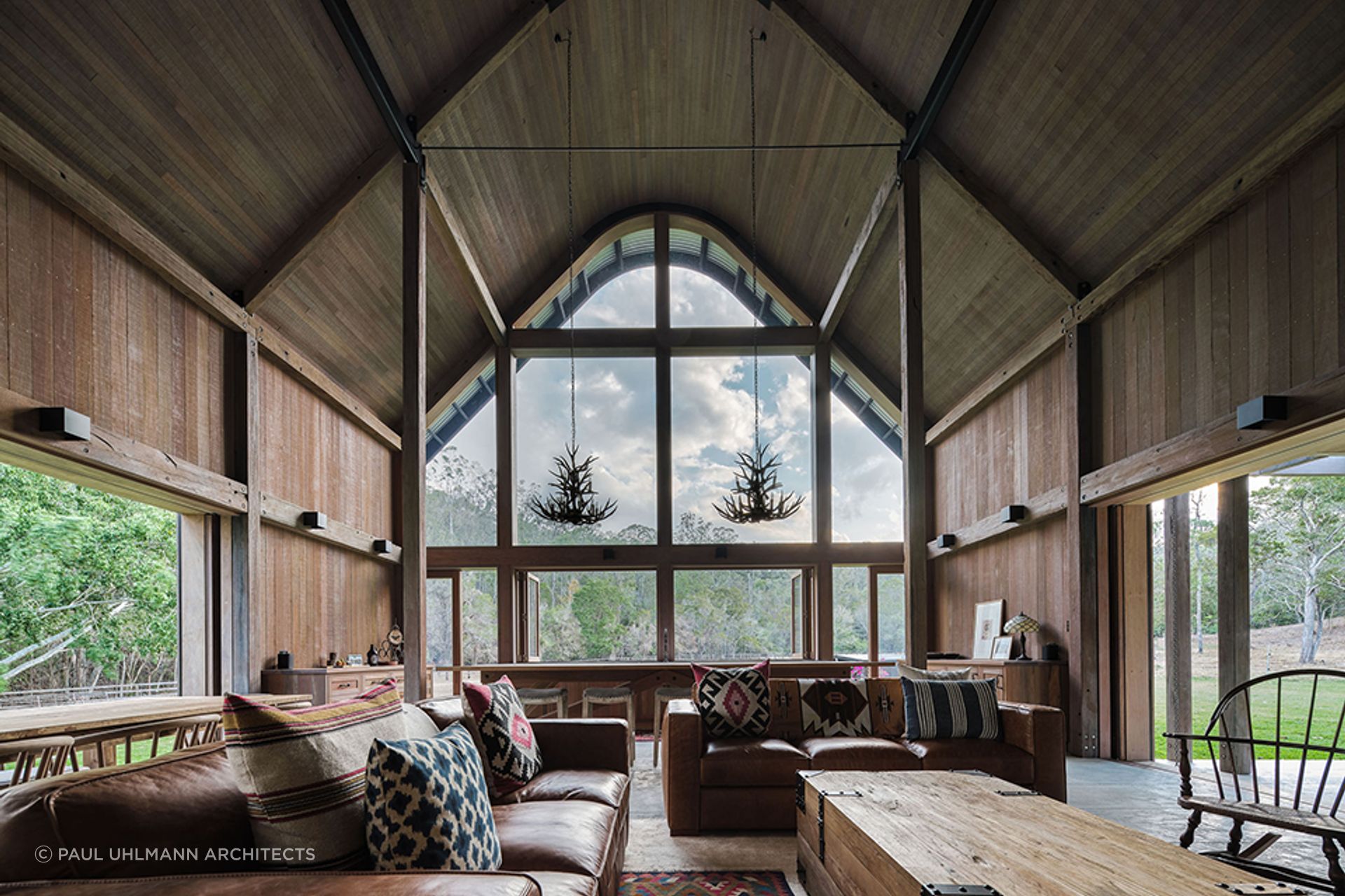 Incredible example of a modernised farmhouse by Paul Uhlmann Architects