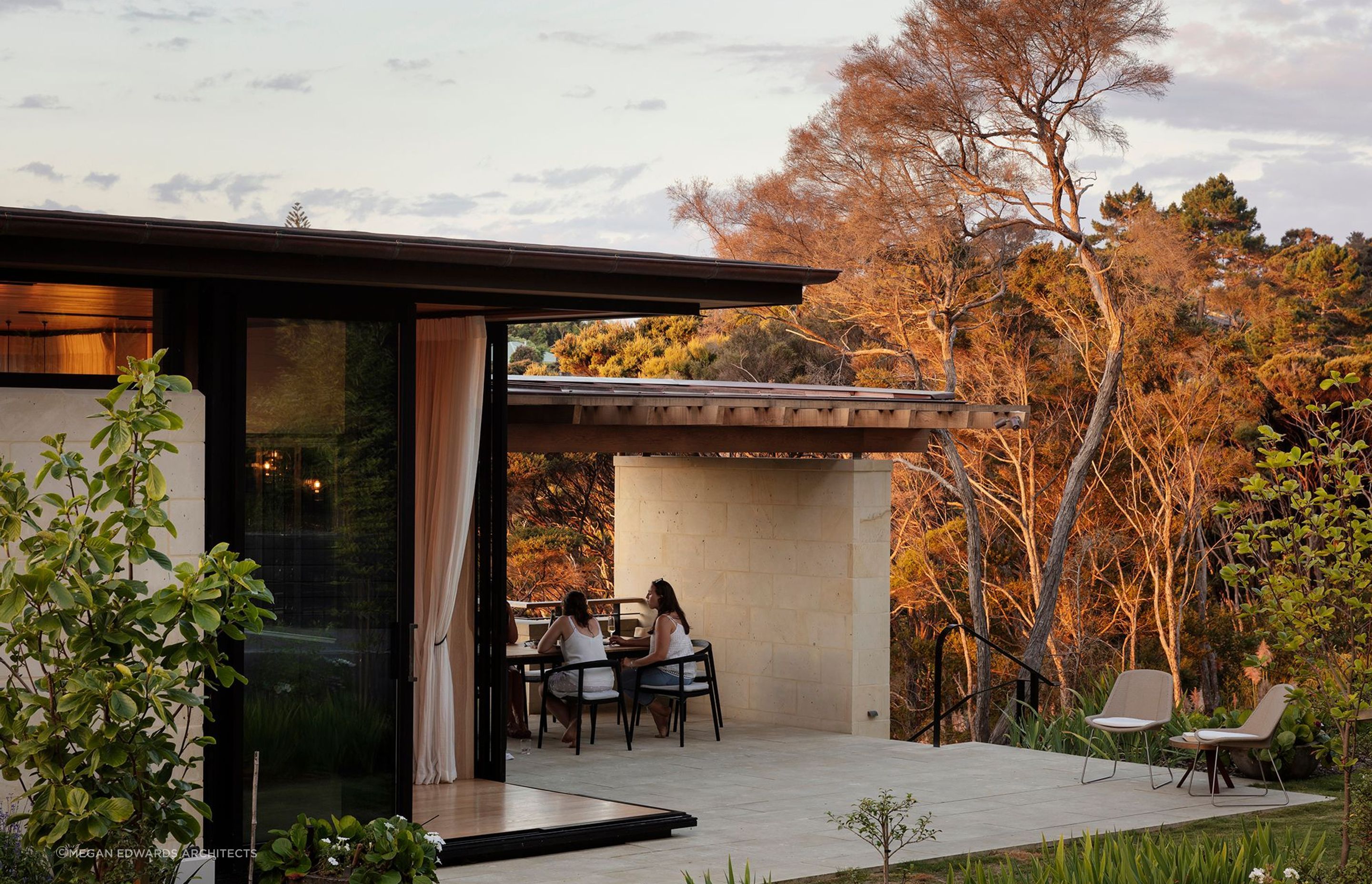 A stunning application of locally sourced Sawnstone Awa Natural Cladding from Hinuera Natural Stone in The Knoll Project in Auckland— Photography by Sam Hartnett