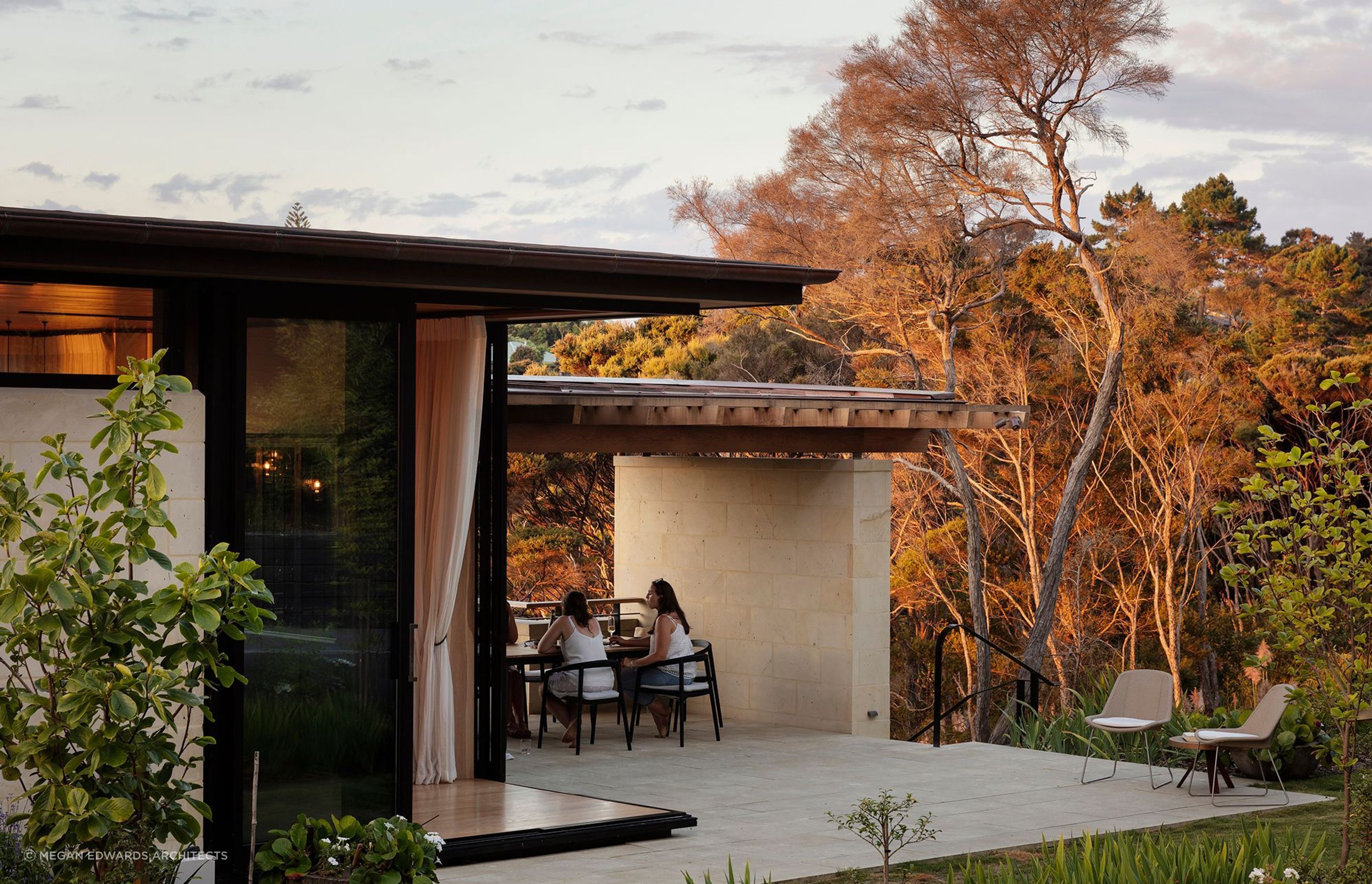 A stunning application of locally sourced Sawnstone Awa Natural Cladding from Hinuera Natural Stone in The Knoll Project in Auckland— Photography by Sam Hartnett