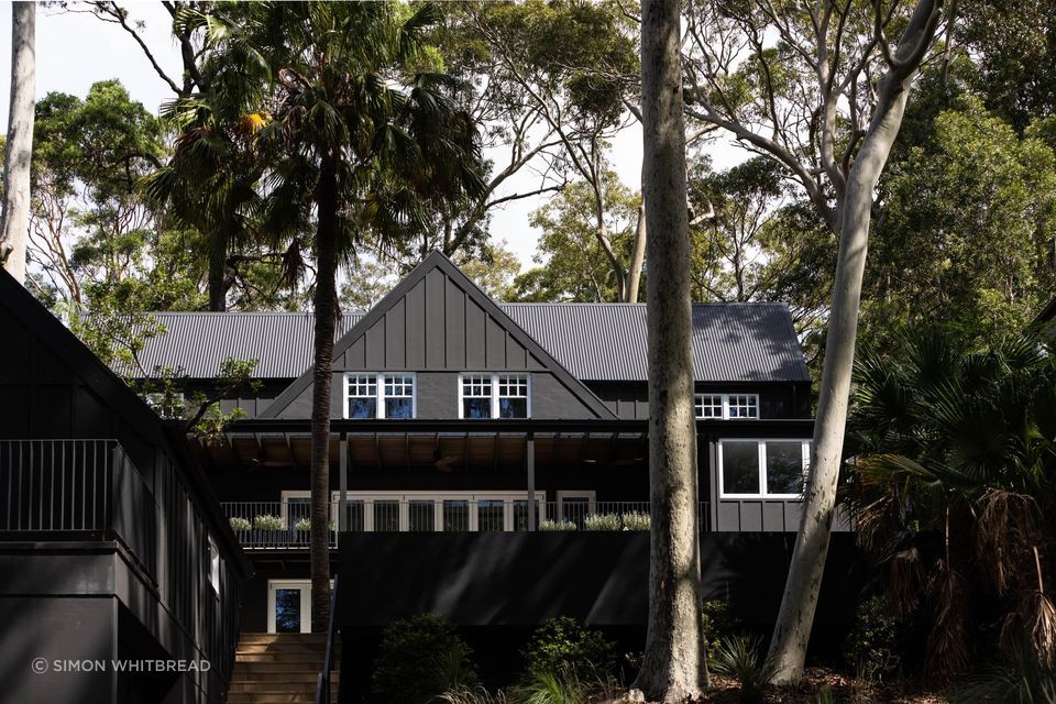 The bold exterior of the Tring Manor renovation, surrounded by majestic gum and palm trees —built by Moneghittie Built. | Photography: Simon Whitbread