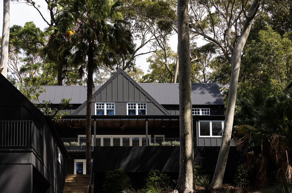 The bold exterior of the Tring Manor renovation, surrounded by majestic gum and palm trees —built by Moneghittie Built. | Photography: Simon Whitbread