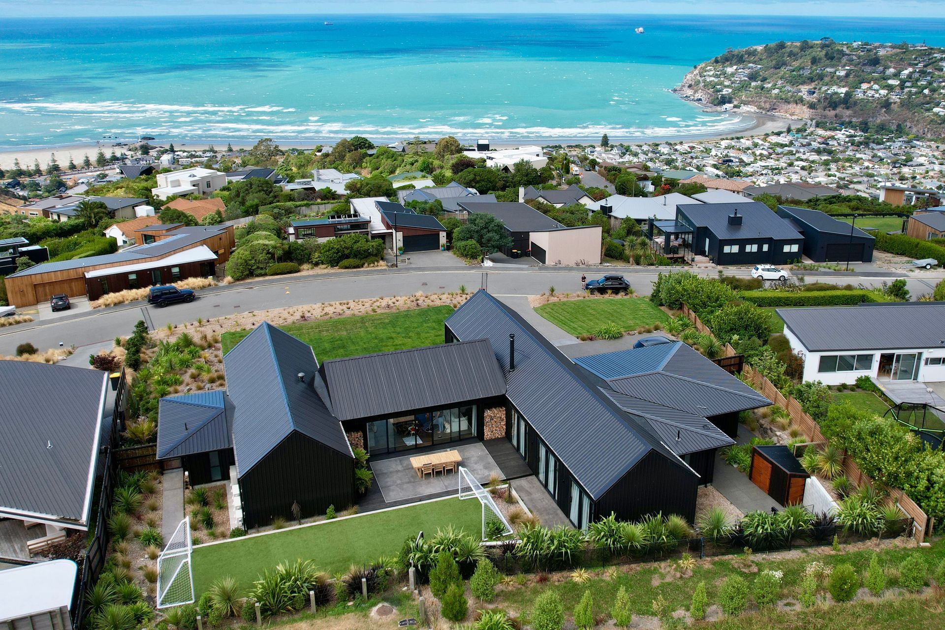 An elevated position is levelled using extensive retaining, allowing this hillside home perfect indoor/outdoor flow to a flat lawn.