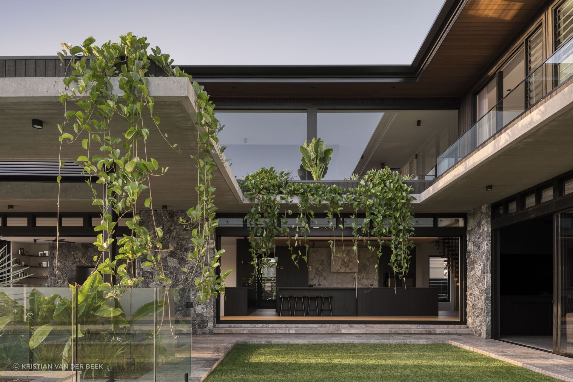 Habitat Studio's Vespa project integrates indoor and outdoor spaces, connecting seamlessly with the landscape.