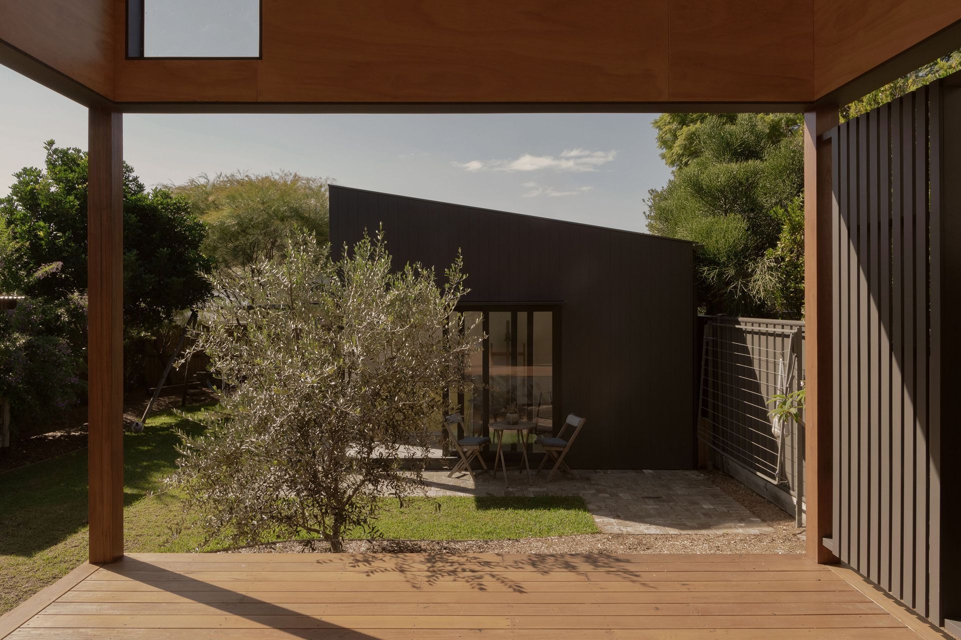 A recent renovation by Lou Projects, the award-winning Lurline House features a new kitchen and living area, which seamlessly connects to a spacious undercover deck.