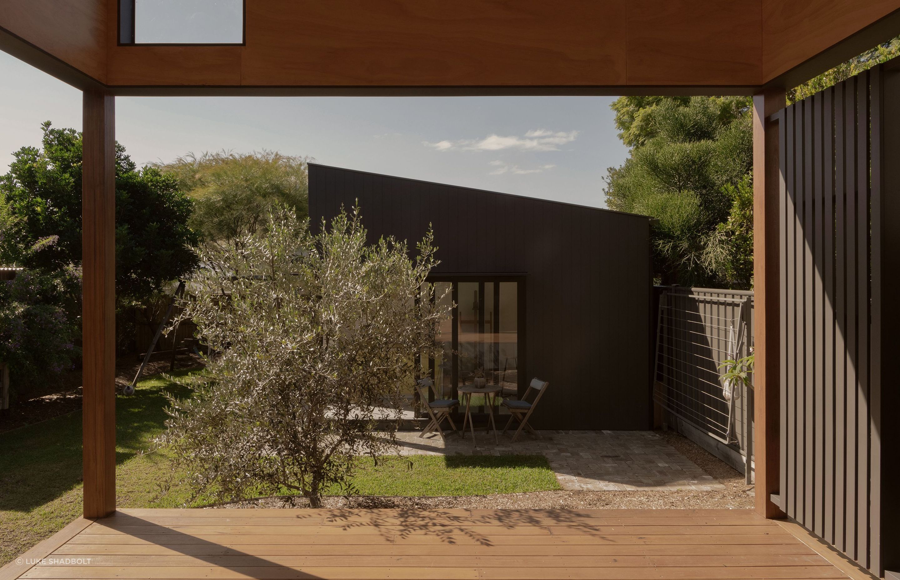 A recent renovation by Lou Projects, the award-winning Lurline House features a new kitchen and living area, which seamlessly connects to a spacious undercover deck.