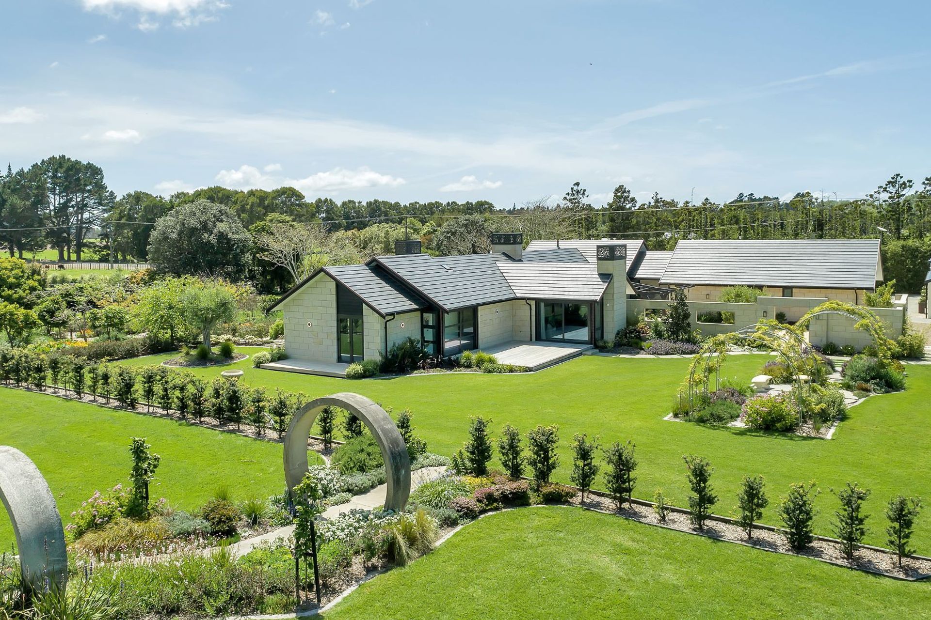 A beautiful rural home in Waipu has a striking look from above with Horizon Concrete Tiles.