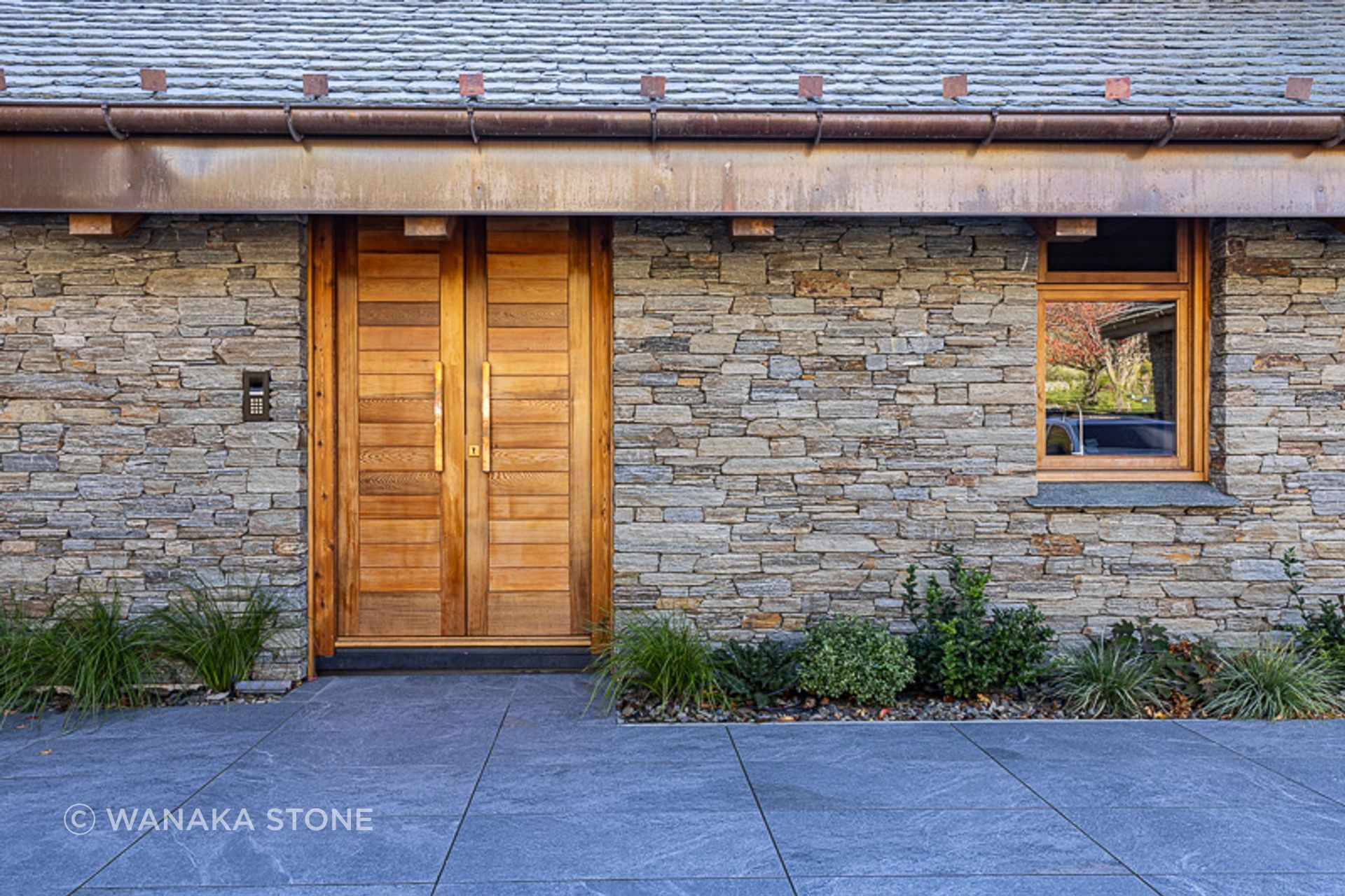 This stone uses 150 mm footings, smaller footings result in a finer overall scale.