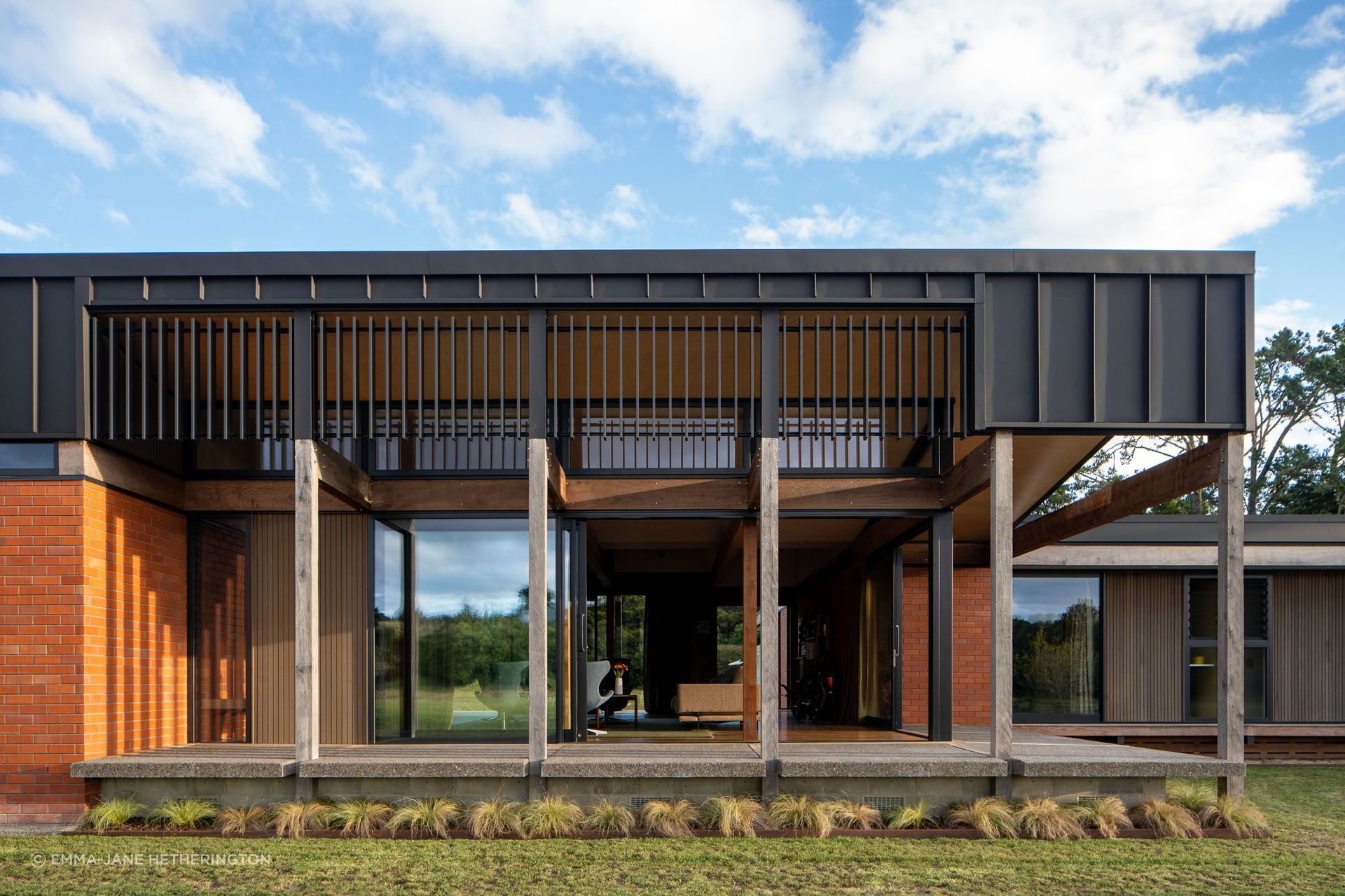 Sitting lightly upon the land against a backdrop of blue sky and surrounding bush, Whareora House presents as a striking terracotta jewel in the Northland landscape.