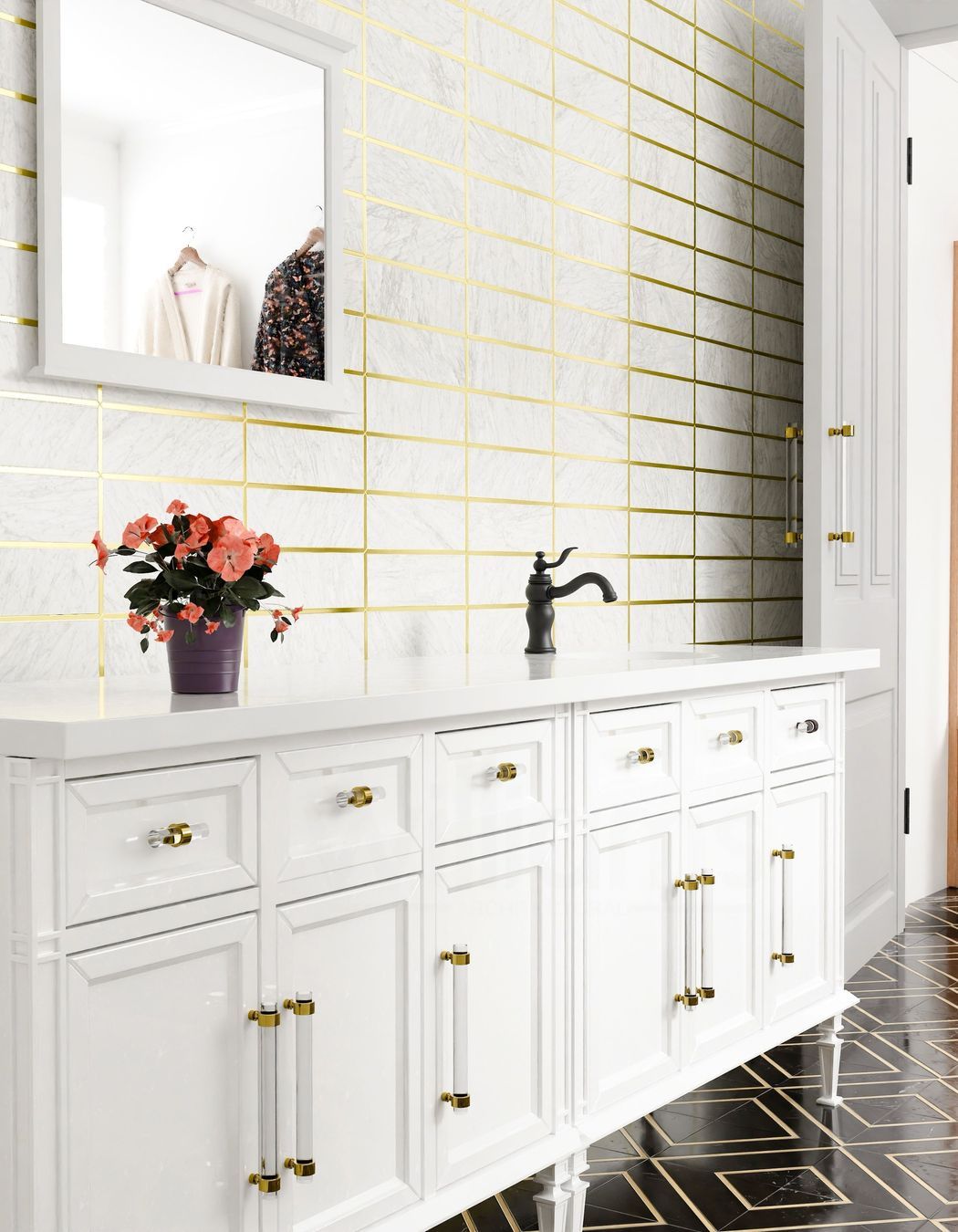 Lucite Straight Toggle Knob
By Williams Architectural