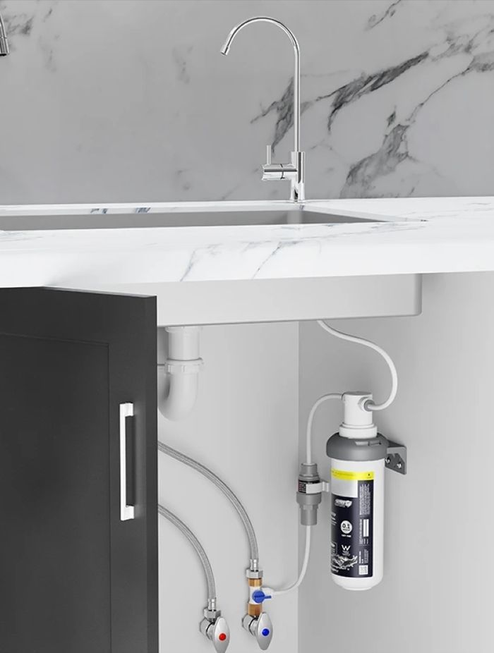 The Z18 Water Filter by Puretec filters sediment, chlorine, bad tastes and odours and also protects against bacteria such E.coli.