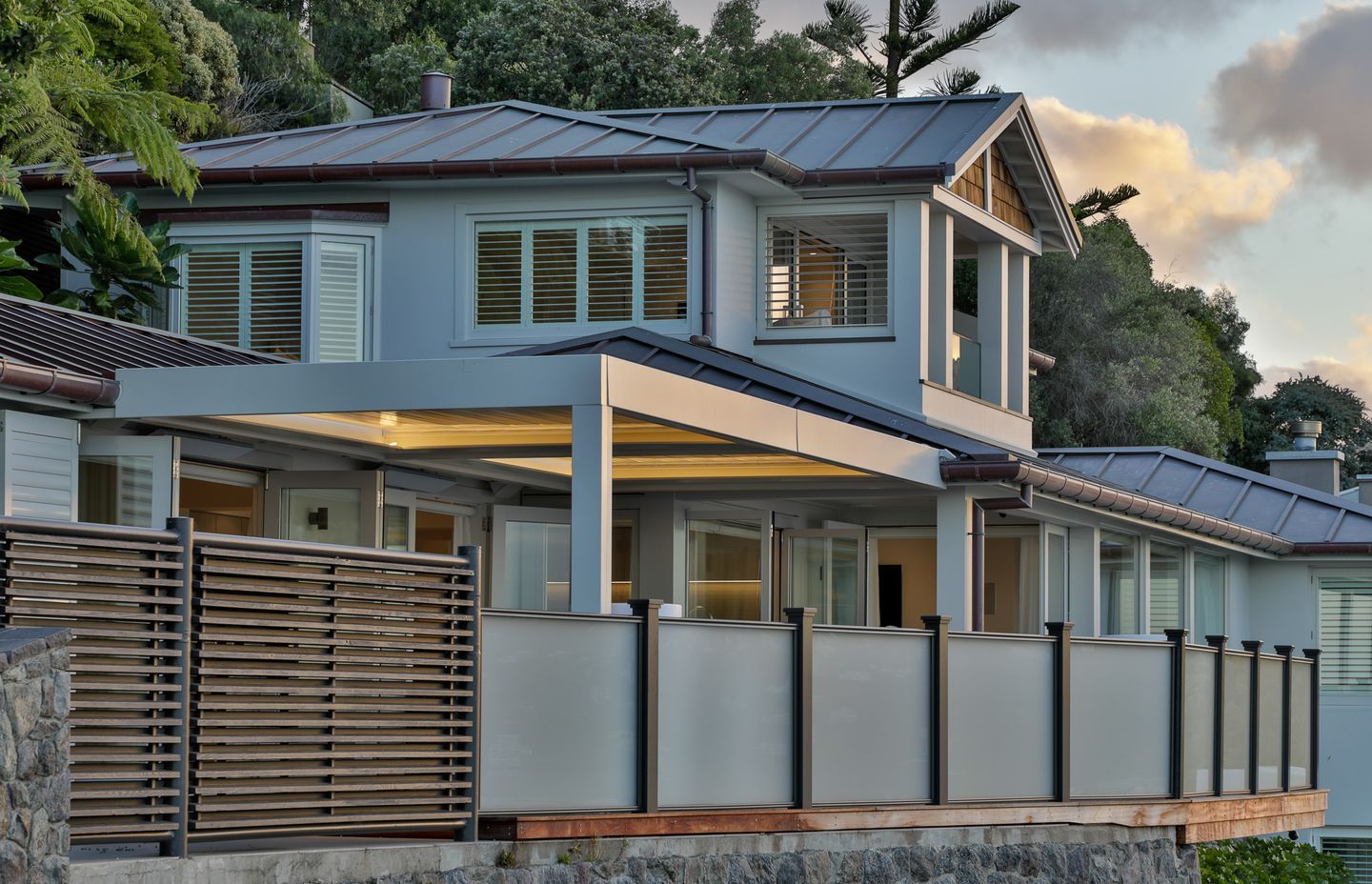 A beachside abode built by DJ Hewitt Builders evokes the commitment to excellence embodied by the high-end building company.