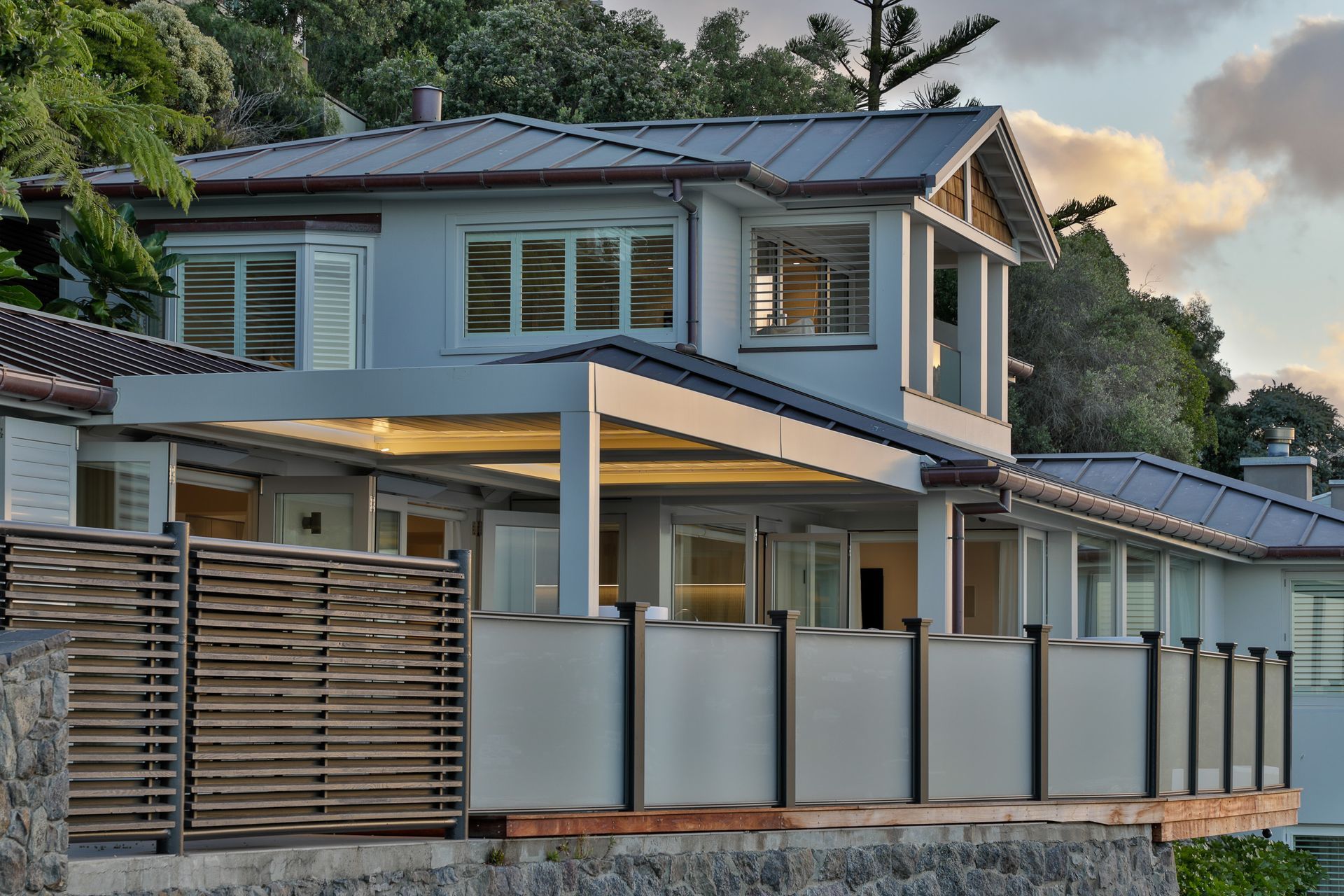 A beachside abode built by DJ Hewitt Builders evokes the commitment to excellence embodied by the high-end building company.