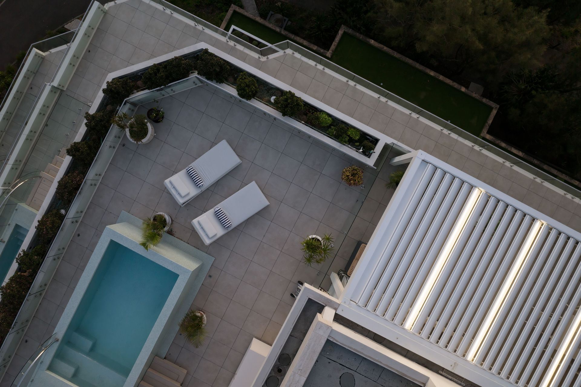 Fully adjustable by remote, the Renson Camargue can be used as an extension of entertainment space, year-round.