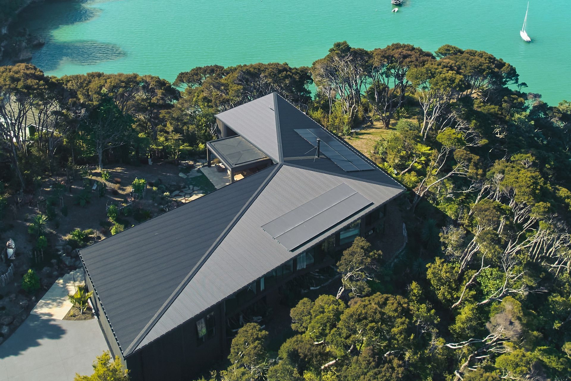 In this design by Ponting Fitzgerald amidst native bush, the roof acts as a wing overlay expressing the suspension and flight of a bird.
