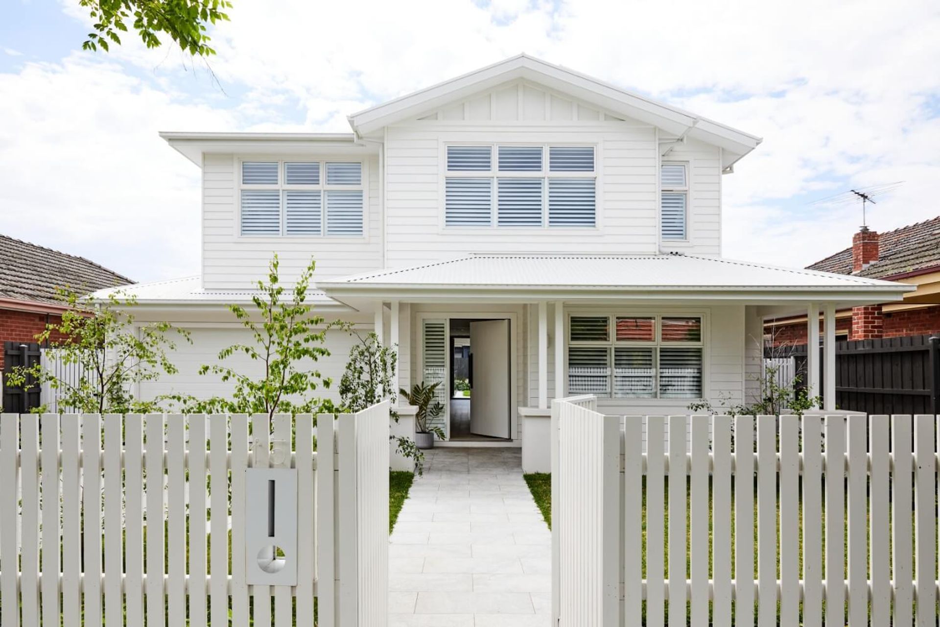 White House by Thomas Archer Homes is the embodiment of beautiful, breezy, modern Hamptons design