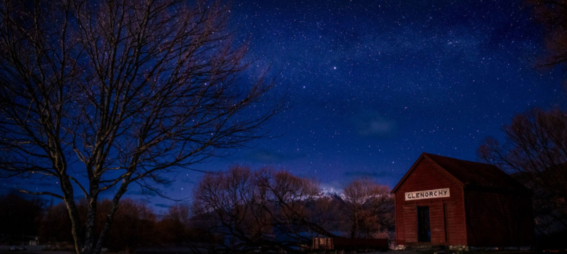 Tāhuna Glenorchy Dark Sky Sanctuary spans 200,000 ha in the Southern Alps, with most of it located in the Te Wāhipounamu World Heritage Area, at the head of Lake Whakatipu.