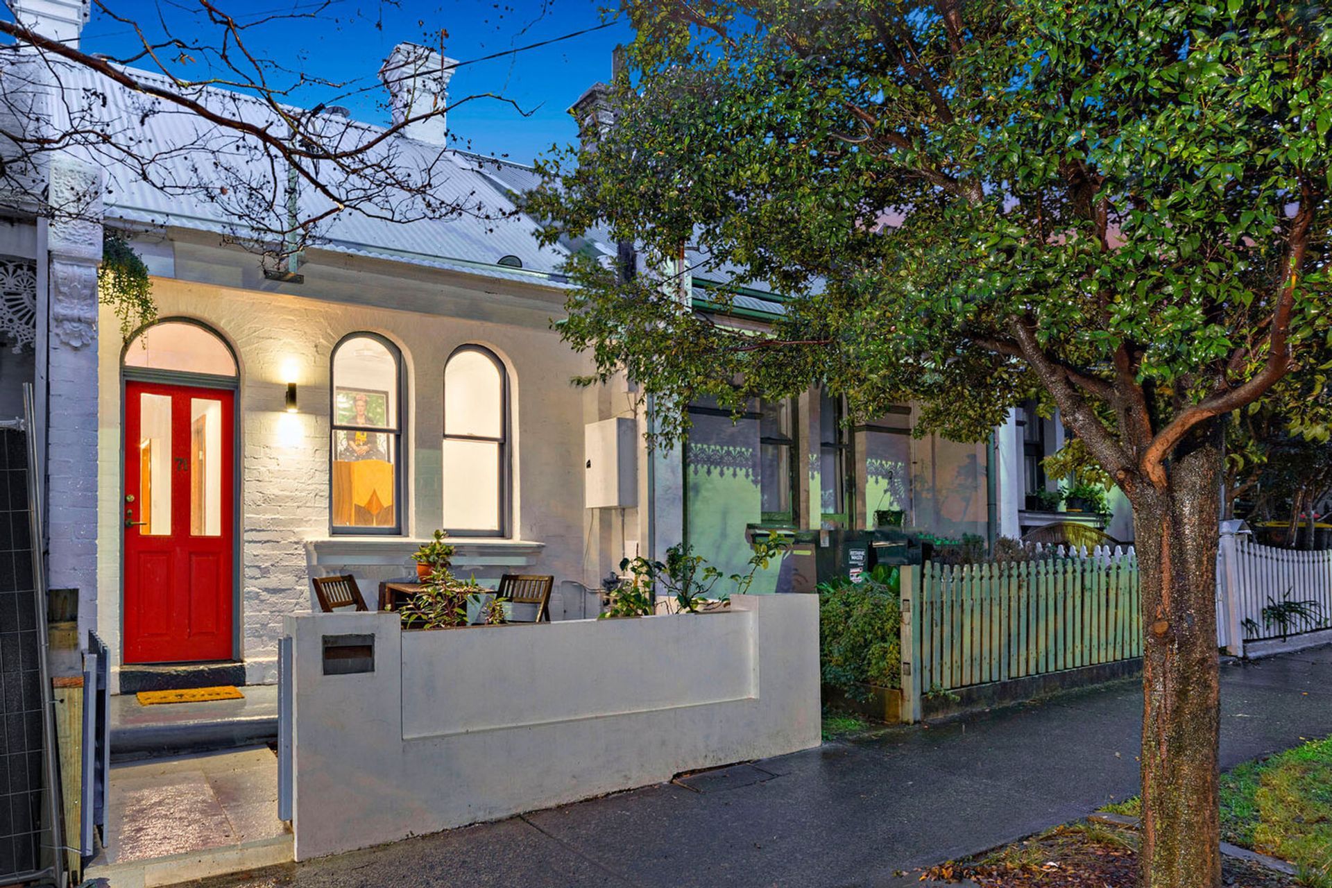 The bold red door on this home makes a confident statement. Featured project: Edgeware House by Kestrel Building