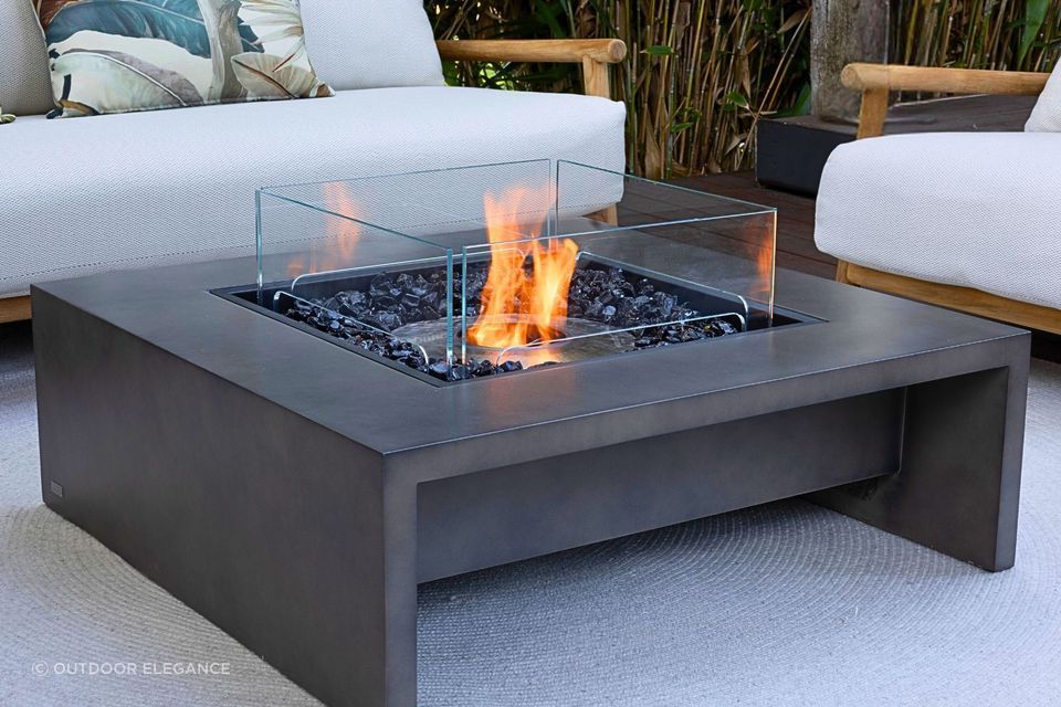 The Ecosmart Ethanol Mojito 40 Fire Pit Table is a stunning statement furnishing for any space.