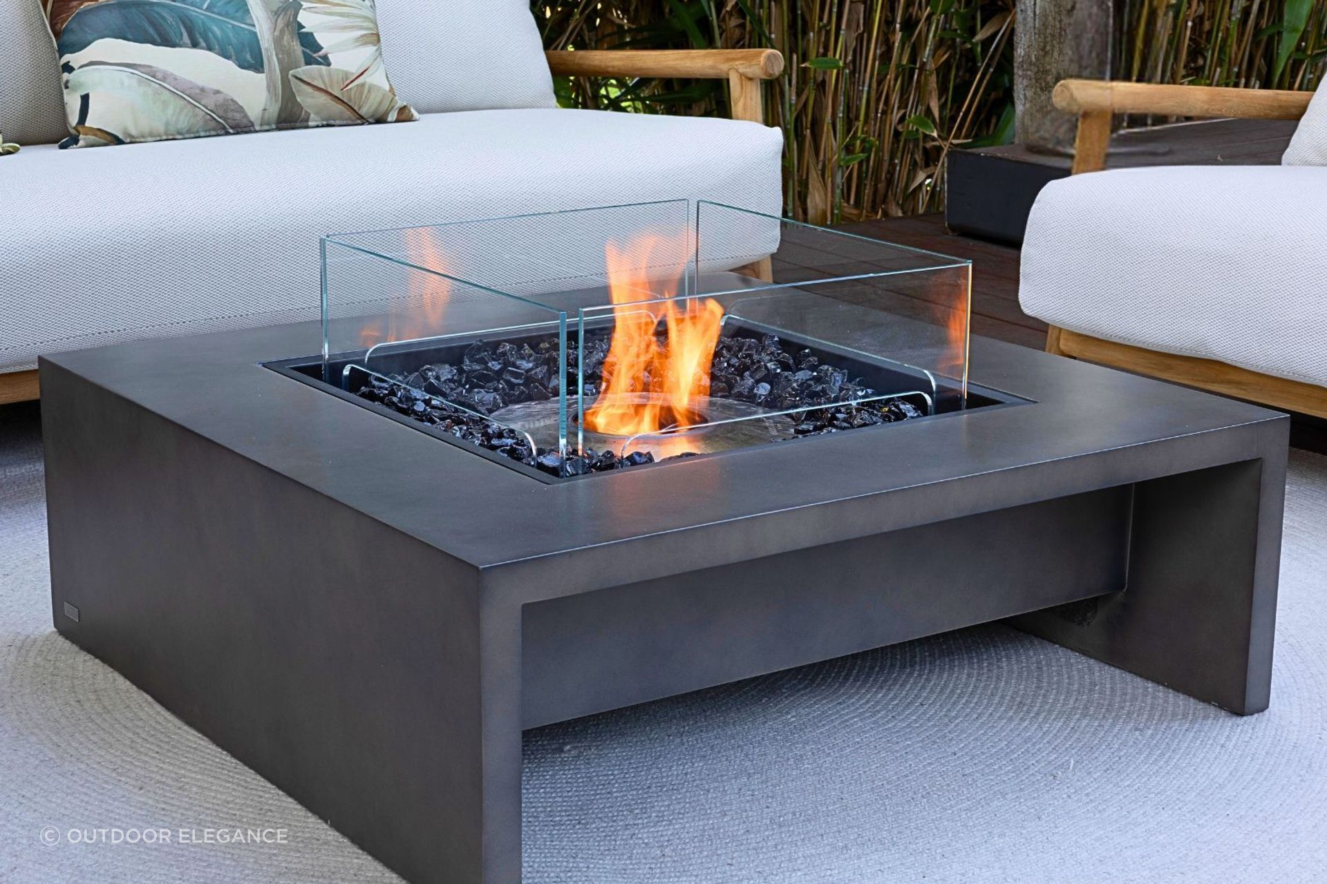 The Ecosmart Ethanol Mojito 40 Fire Pit Table is a stunning statement furnishing for any space.