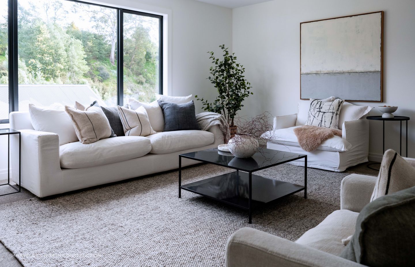 This new build by Havelock North Construction ties in natural materials and textures with the serene natural beauty of the location.