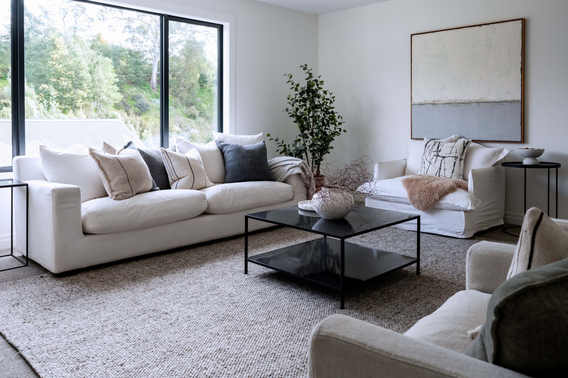 This new build by Havelock North Construction ties in natural materials and textures with the serene natural beauty of the location.