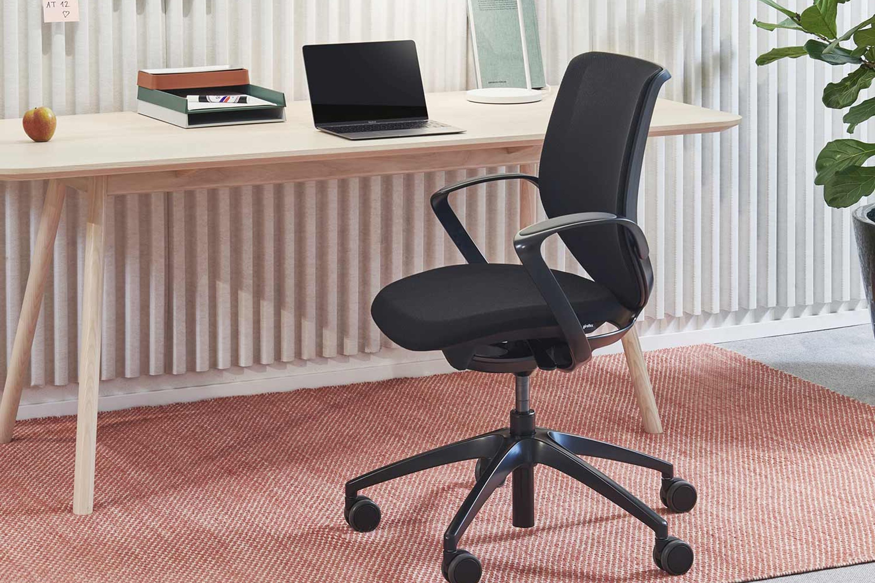 The Giroflex 313 has equally adjustable elements, with a synchronised seat mechanism